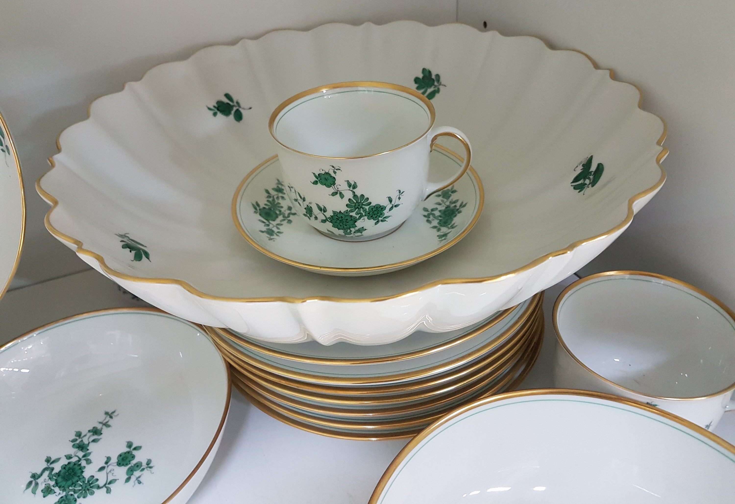 Detail e: Kaffeeservice, Augarten Wien, Dekor Prinz Eugen, 6 Tassen, 8 Untertassen, 7 Kuchenteller, Zuckerdose, Milchkännchen, Vase, Kerzenleuchter, ...