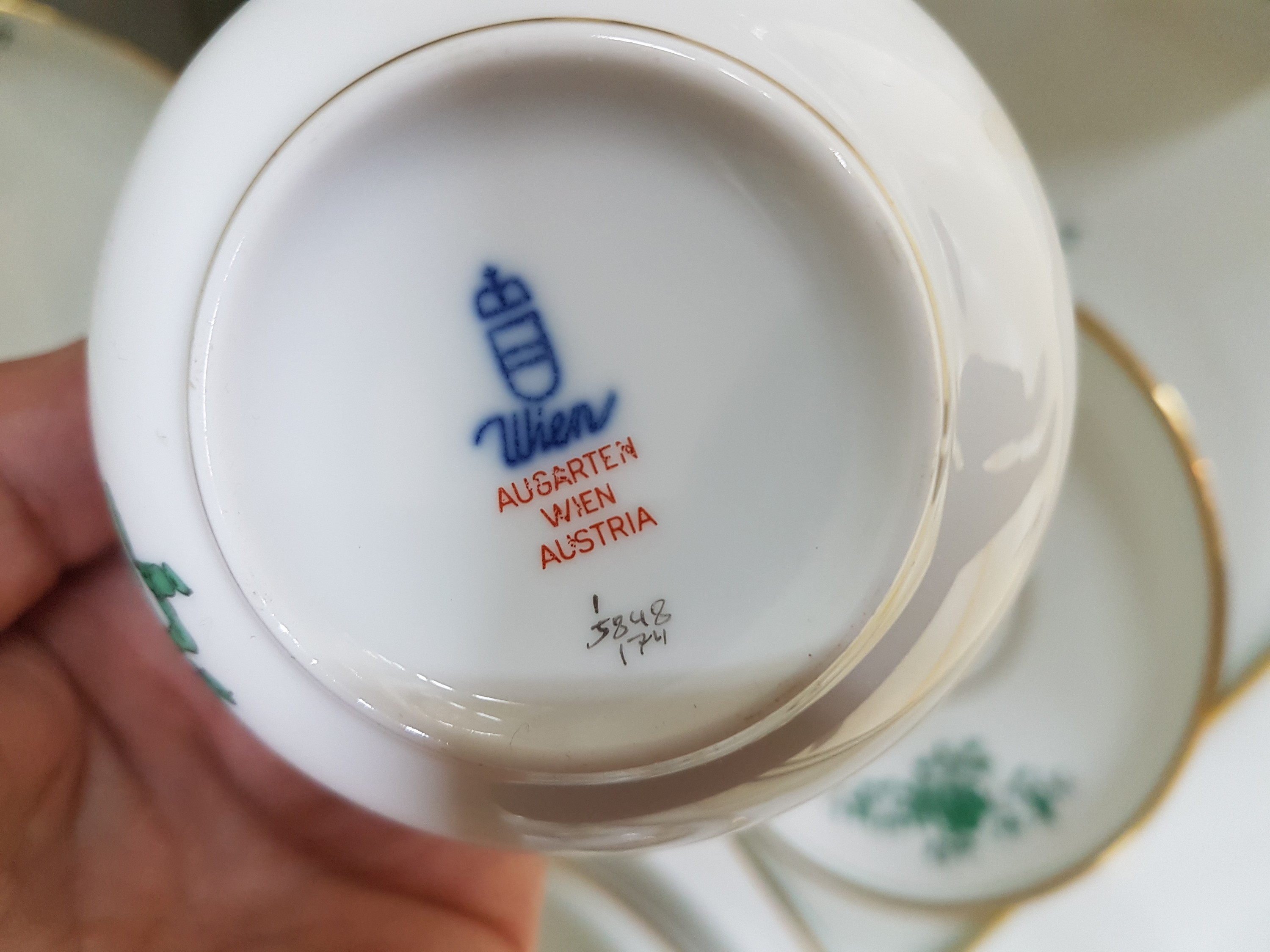 Detail f: Kaffeeservice, Augarten Wien, Dekor Prinz Eugen, 6 Tassen, 8 Untertassen, 7 Kuchenteller, Zuckerdose, Milchkännchen, Vase, Kerzenleuchter, ...