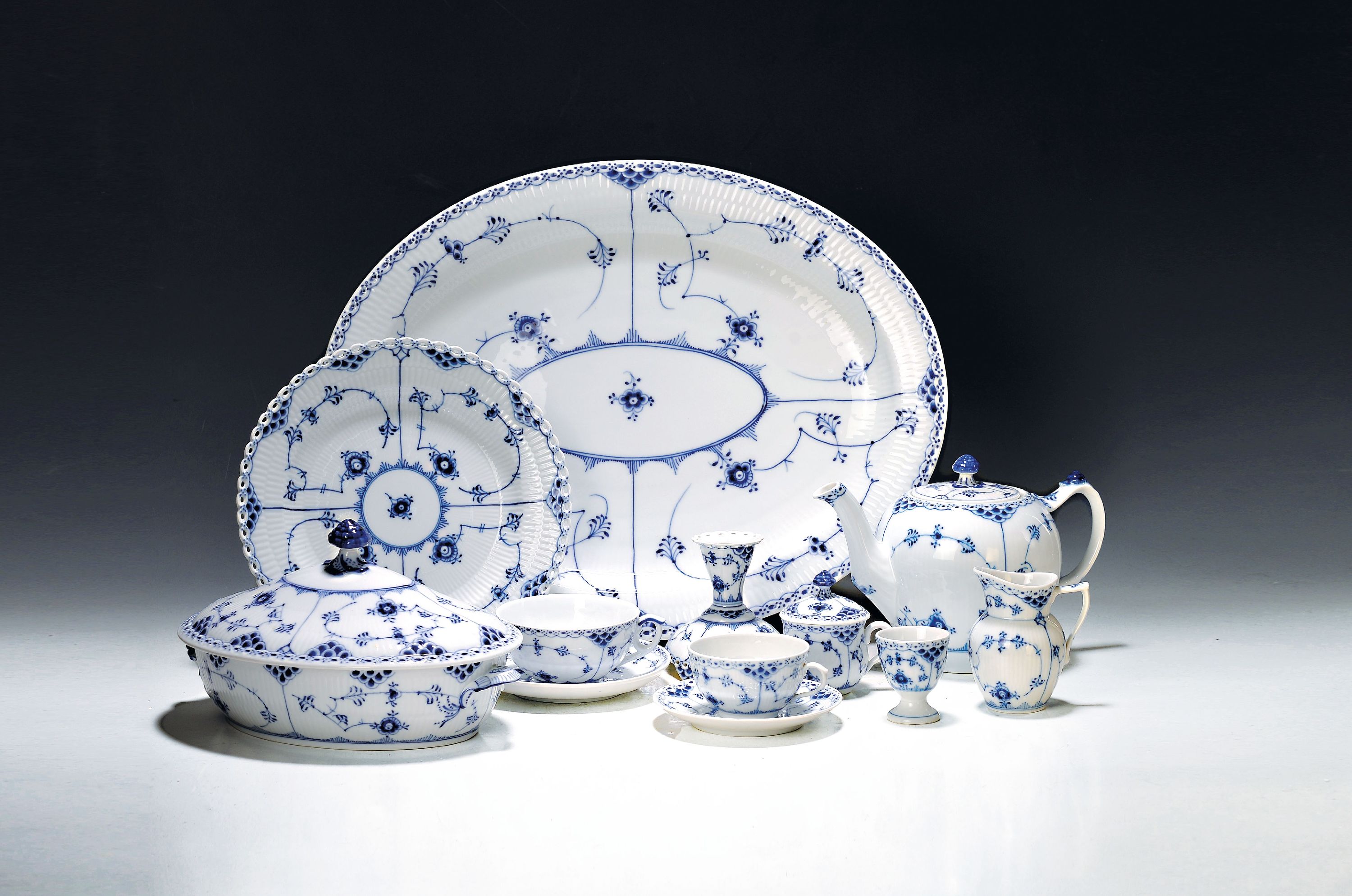 Image 27070178 - Kaffee- und Speiseservice, Kgl. Kopenhagen, Modell Musselmalet Halbspitze, blaue Malerei ...
