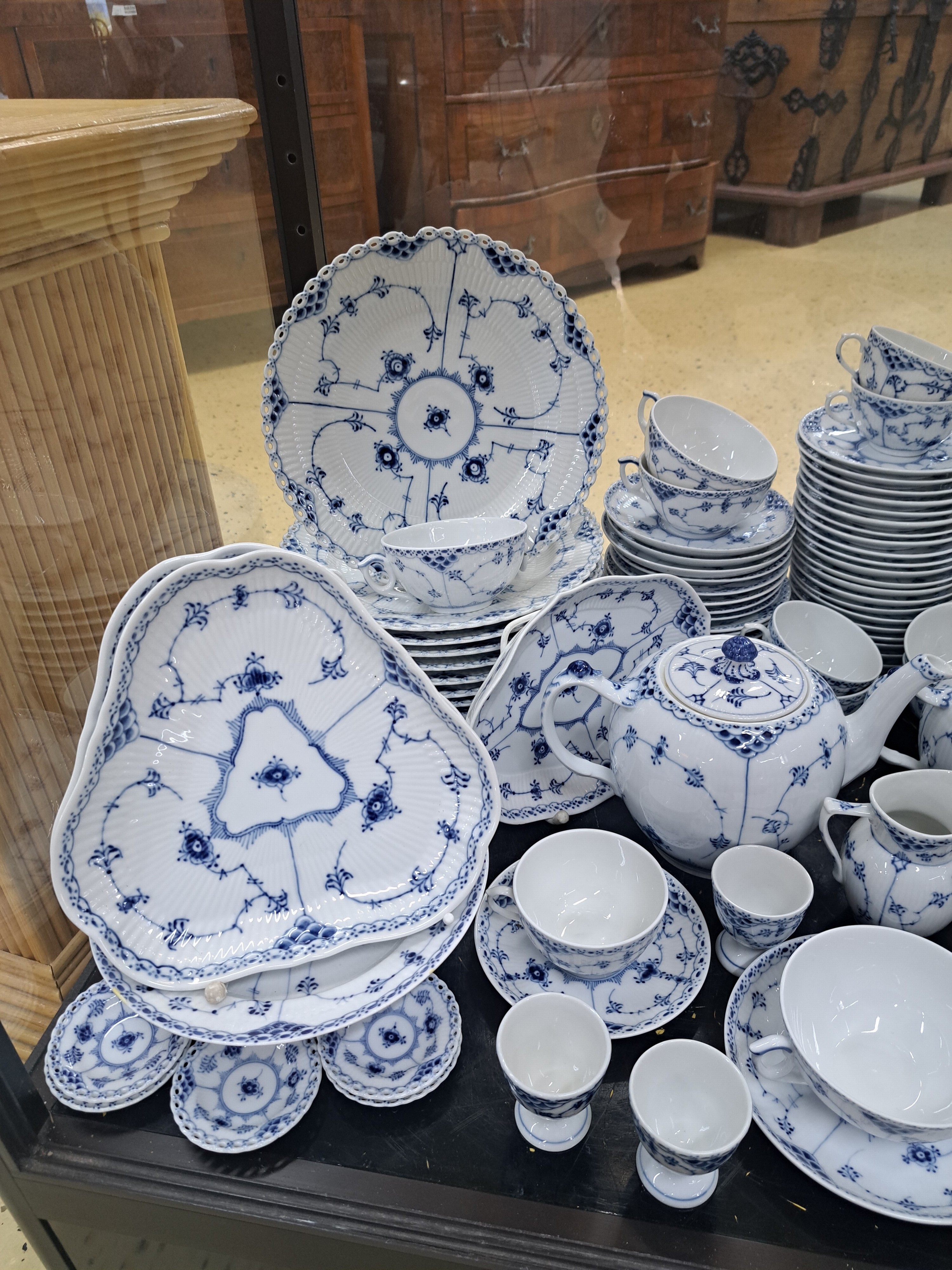 Detail a: Kaffee- und Speiseservice, Kgl. Kopenhagen, Modell Musselmalet Halbspitze, blaue Malerei unter der Glasur, 9 flache Teller (diese Vollspitze), ...