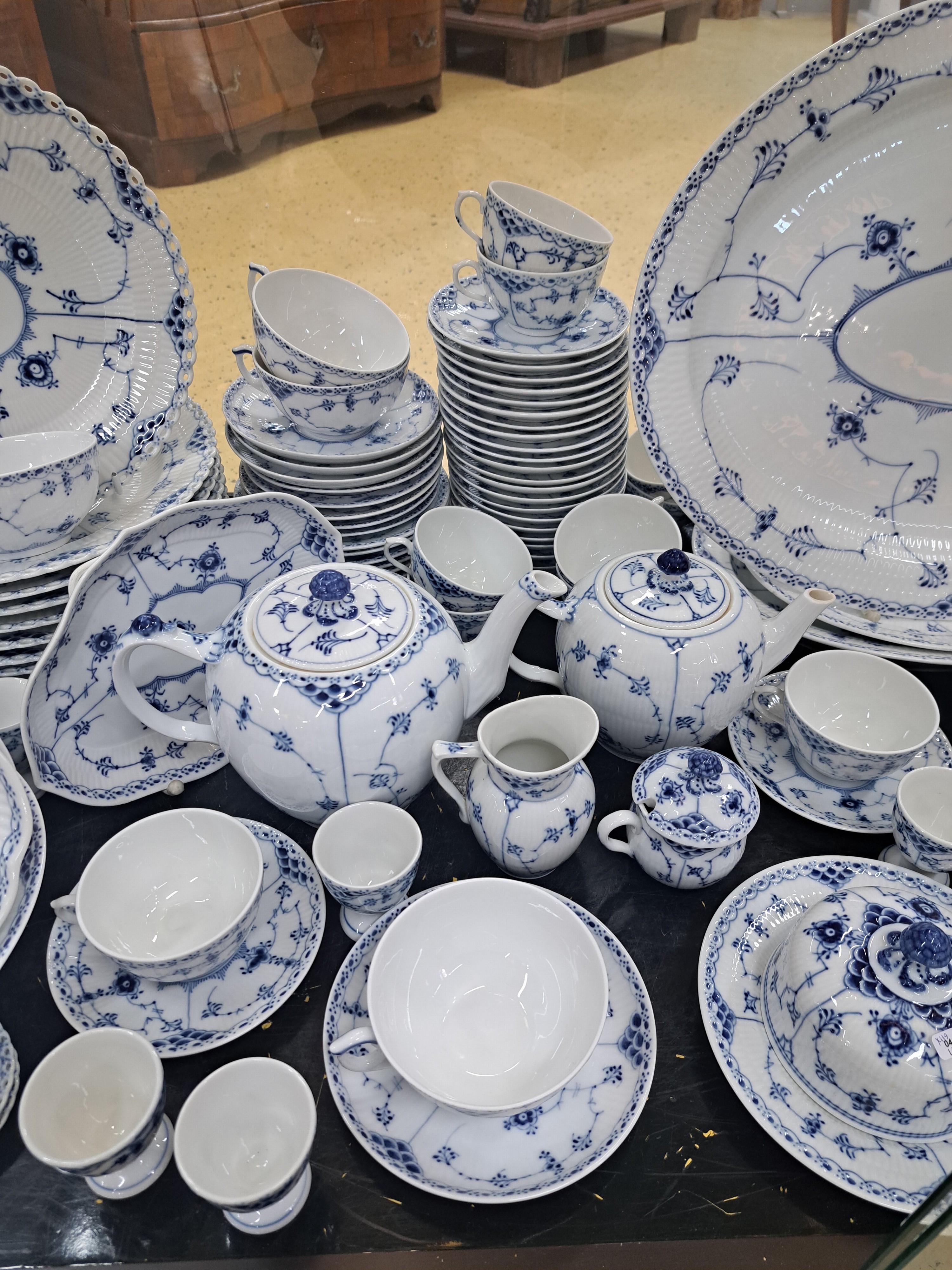 Detail b: Kaffee- und Speiseservice, Kgl. Kopenhagen, Modell Musselmalet Halbspitze, blaue Malerei unter der Glasur, 9 flache Teller (diese Vollspitze), ...