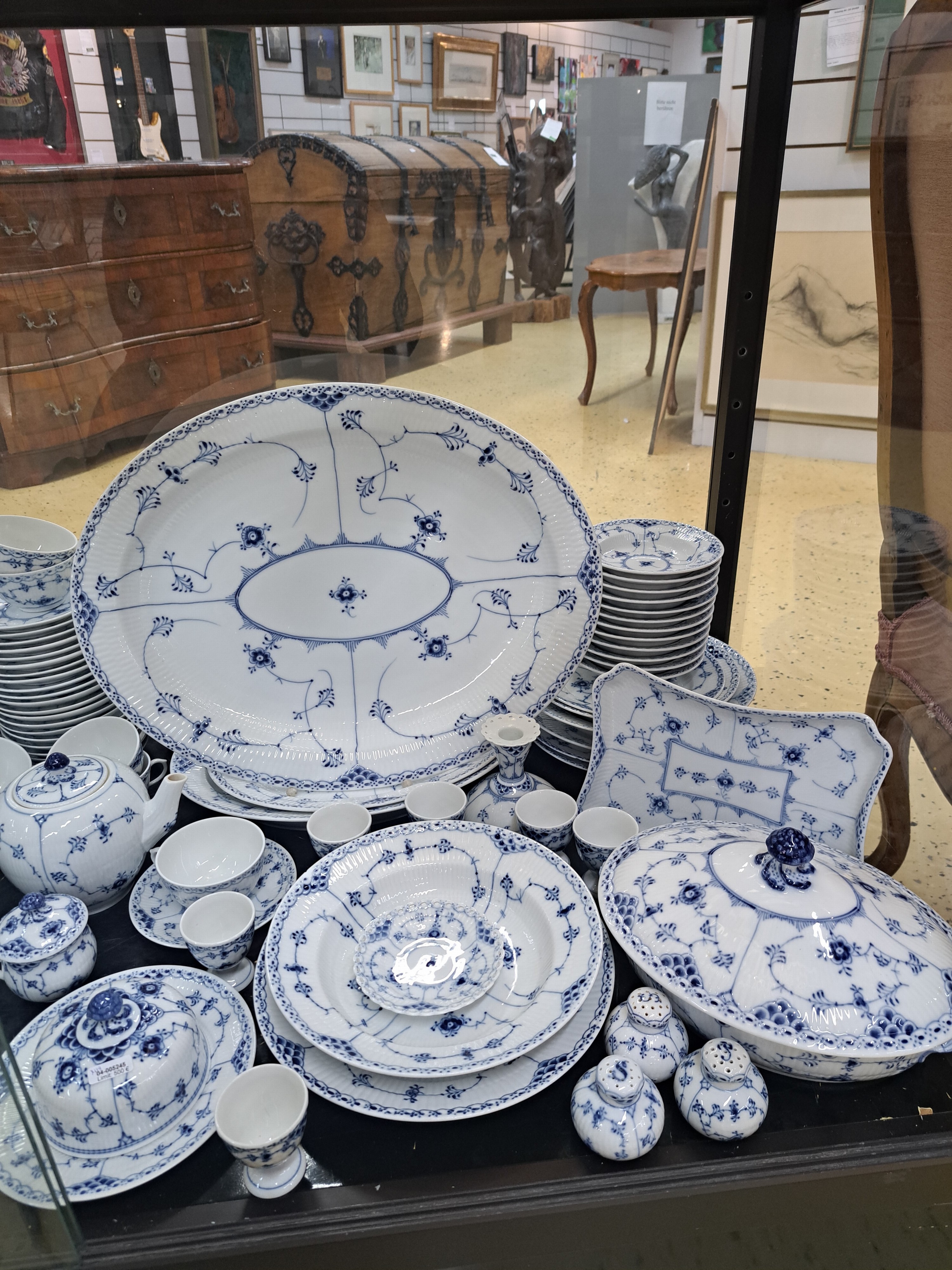 Detail c: Kaffee- und Speiseservice, Kgl. Kopenhagen, Modell Musselmalet Halbspitze, blaue Malerei unter der Glasur, 9 flache Teller (diese Vollspitze), ...