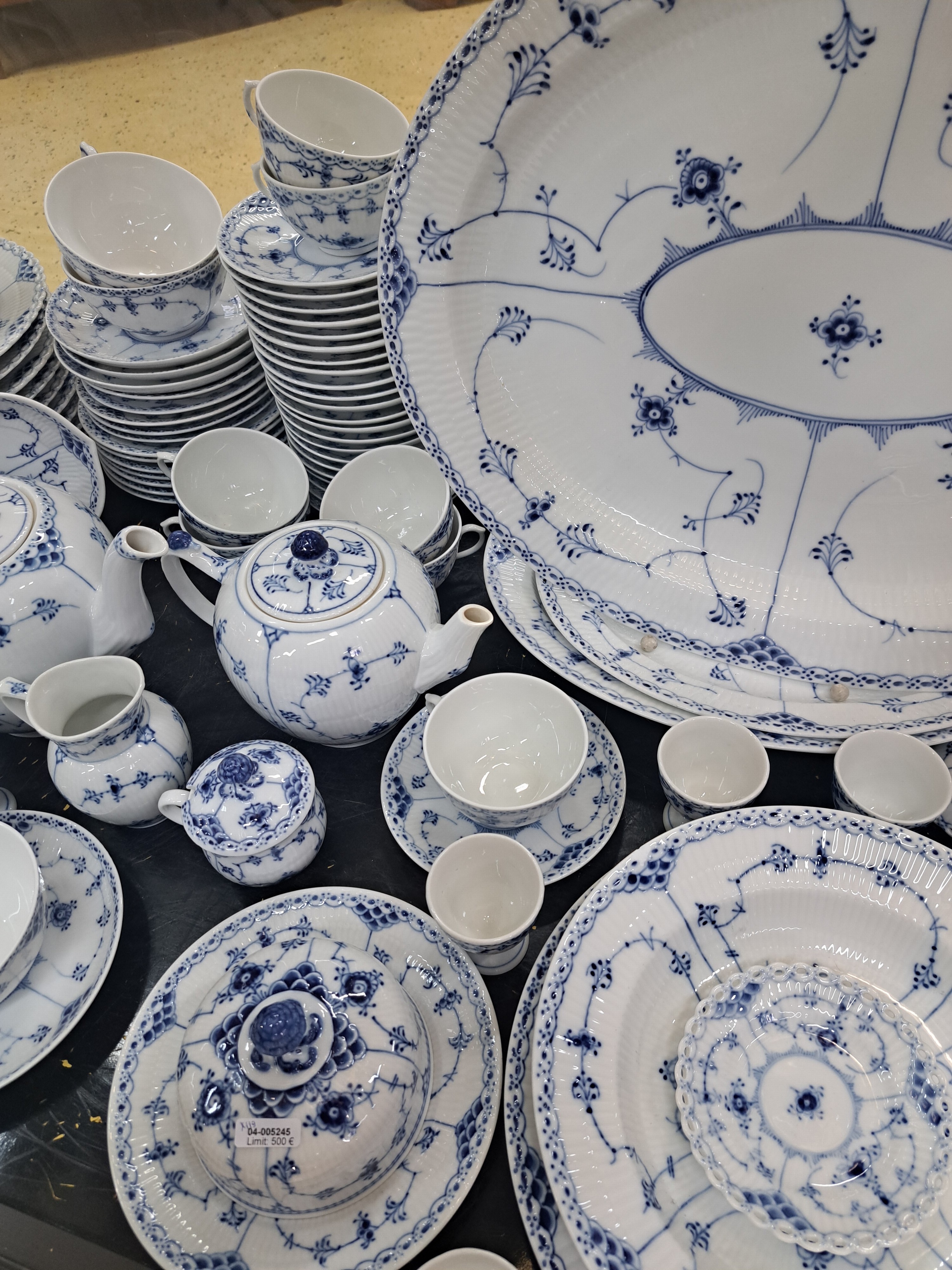 Detail d: Kaffee- und Speiseservice, Kgl. Kopenhagen, Modell Musselmalet Halbspitze, blaue Malerei unter der Glasur, 9 flache Teller (diese Vollspitze), ...