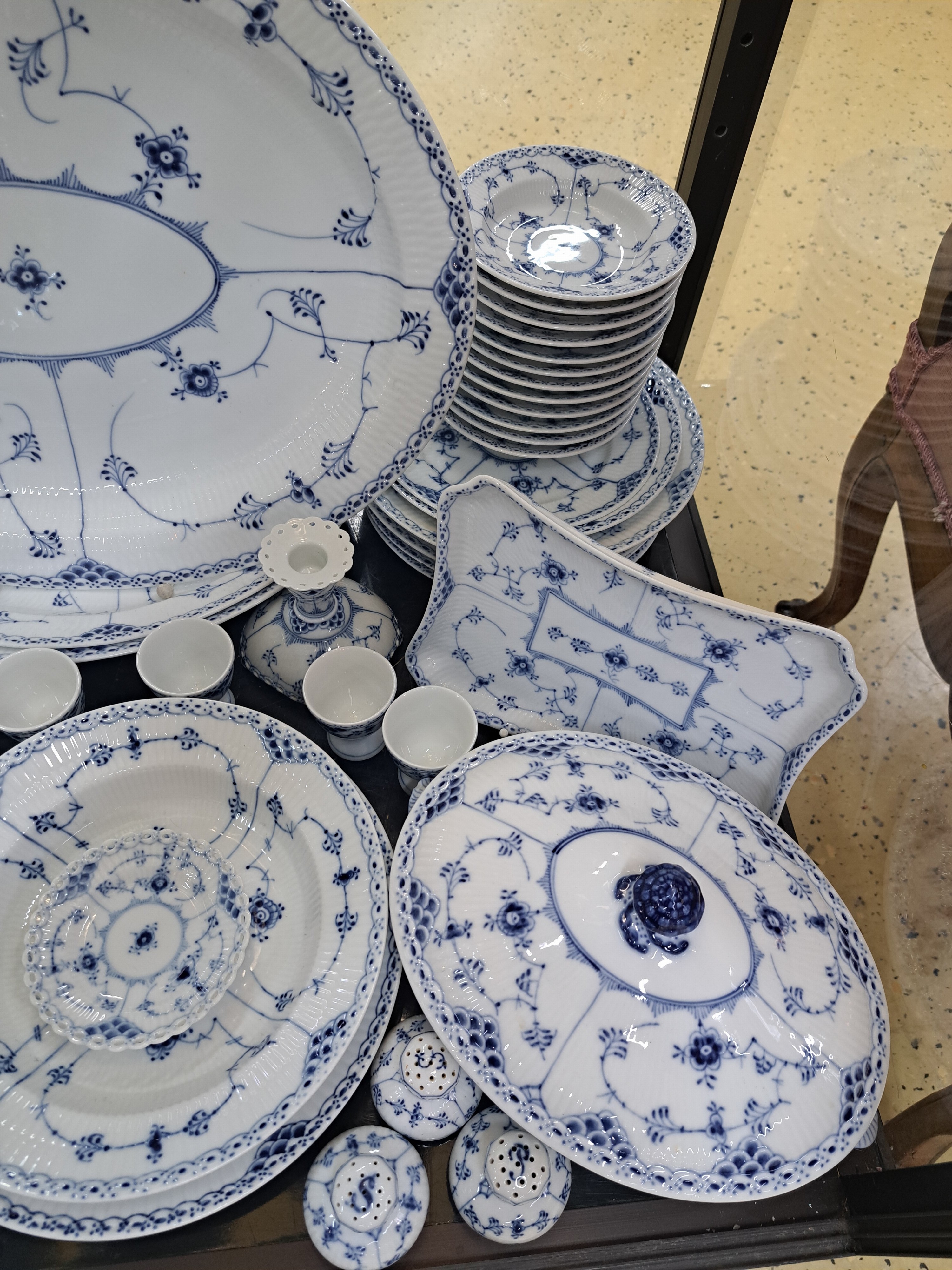 Detail e: Kaffee- und Speiseservice, Kgl. Kopenhagen, Modell Musselmalet Halbspitze, blaue Malerei unter der Glasur, 9 flache Teller (diese Vollspitze), ...