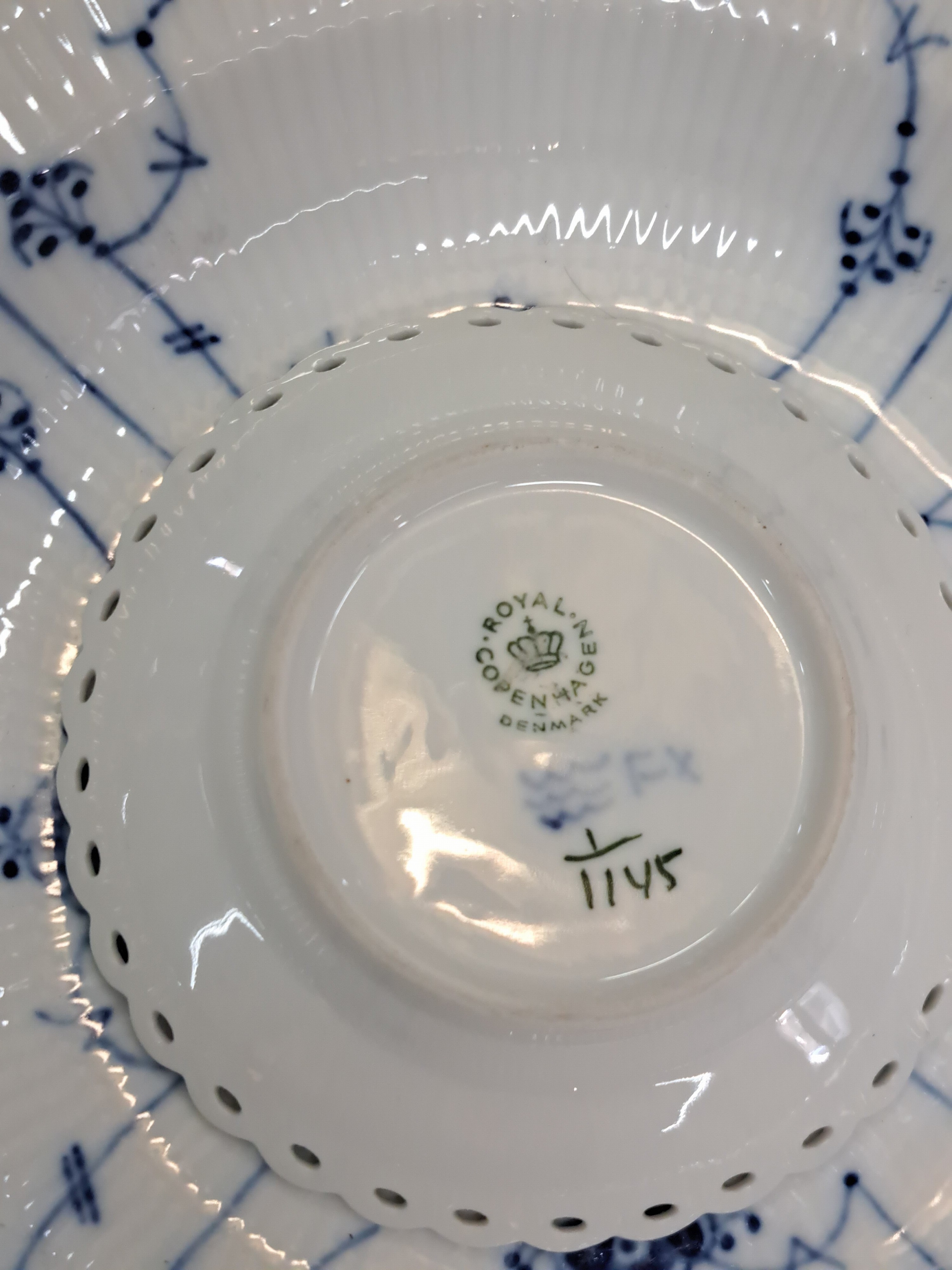 Detail f: Kaffee- und Speiseservice, Kgl. Kopenhagen, Modell Musselmalet Halbspitze, blaue Malerei unter der Glasur, 9 flache Teller (diese Vollspitze), ...