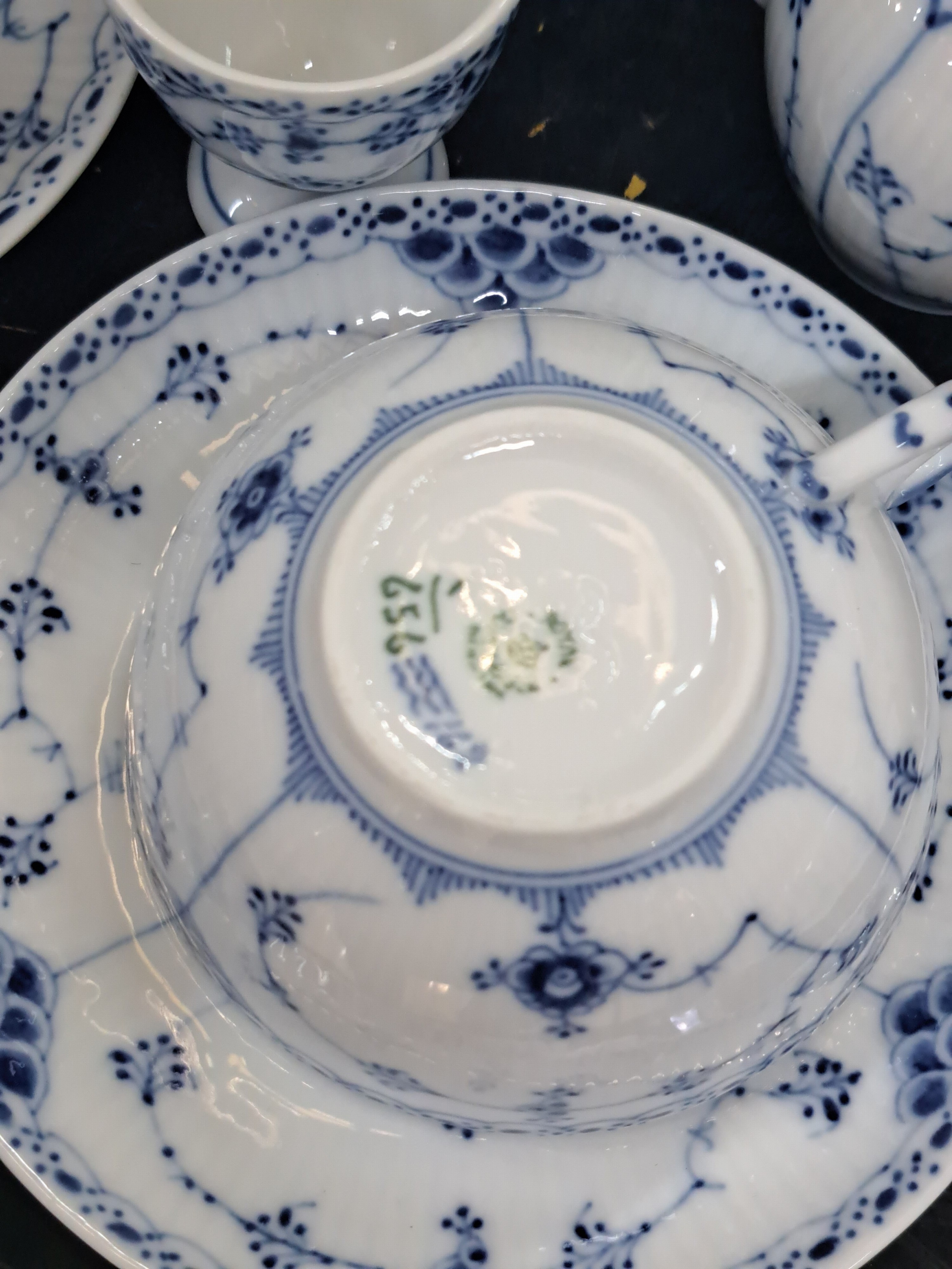 Detail g: Kaffee- und Speiseservice, Kgl. Kopenhagen, Modell Musselmalet Halbspitze, blaue Malerei unter der Glasur, 9 flache Teller (diese Vollspitze), ...