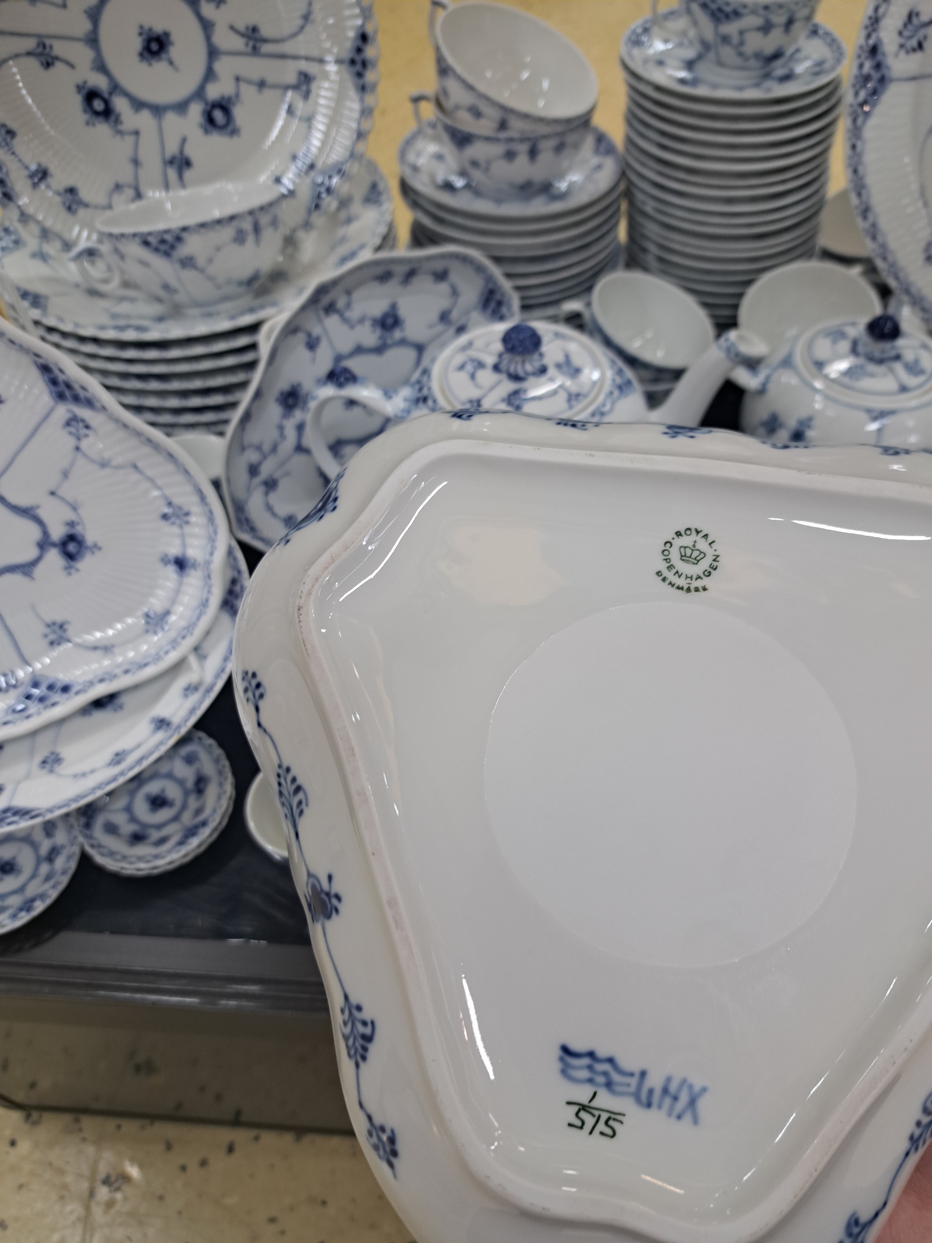 Detail h: Kaffee- und Speiseservice, Kgl. Kopenhagen, Modell Musselmalet Halbspitze, blaue Malerei unter der Glasur, 9 flache Teller (diese Vollspitze), ...