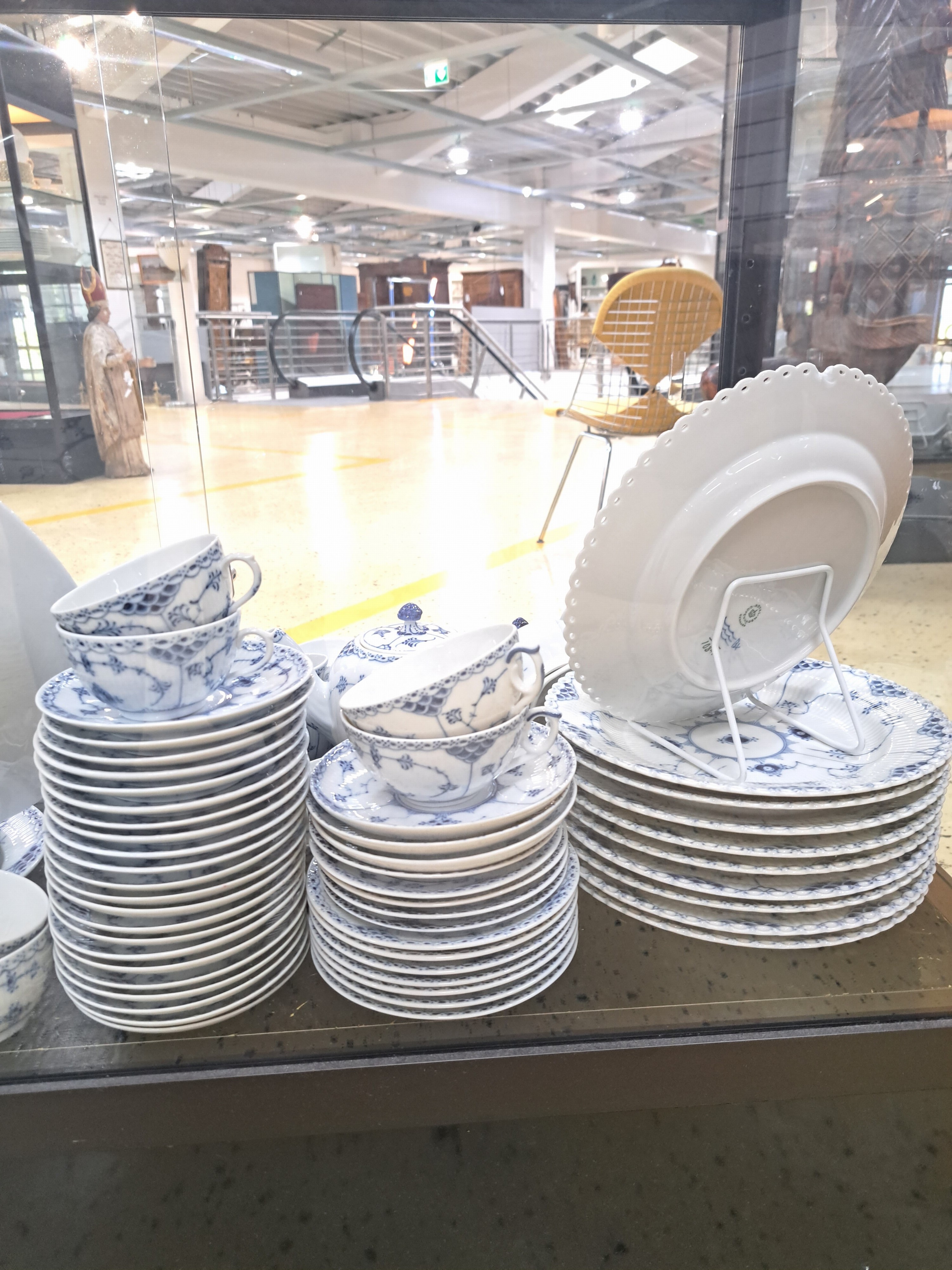 Detail j: Kaffee- und Speiseservice, Kgl. Kopenhagen, Modell Musselmalet Halbspitze, blaue Malerei unter der Glasur, 9 flache Teller (diese Vollspitze), ...