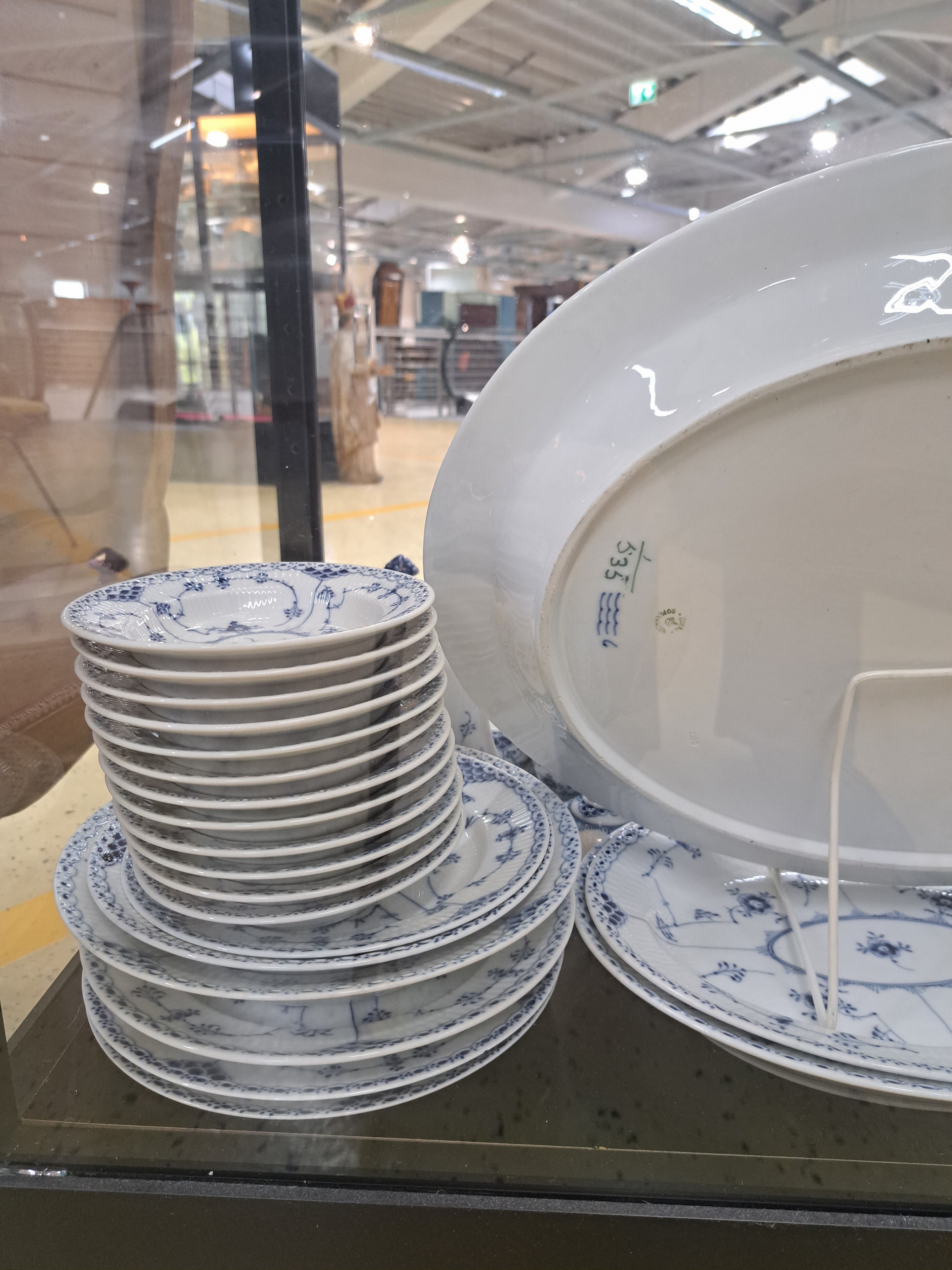 Detail k: Kaffee- und Speiseservice, Kgl. Kopenhagen, Modell Musselmalet Halbspitze, blaue Malerei unter der Glasur, 9 flache Teller (diese Vollspitze), ...