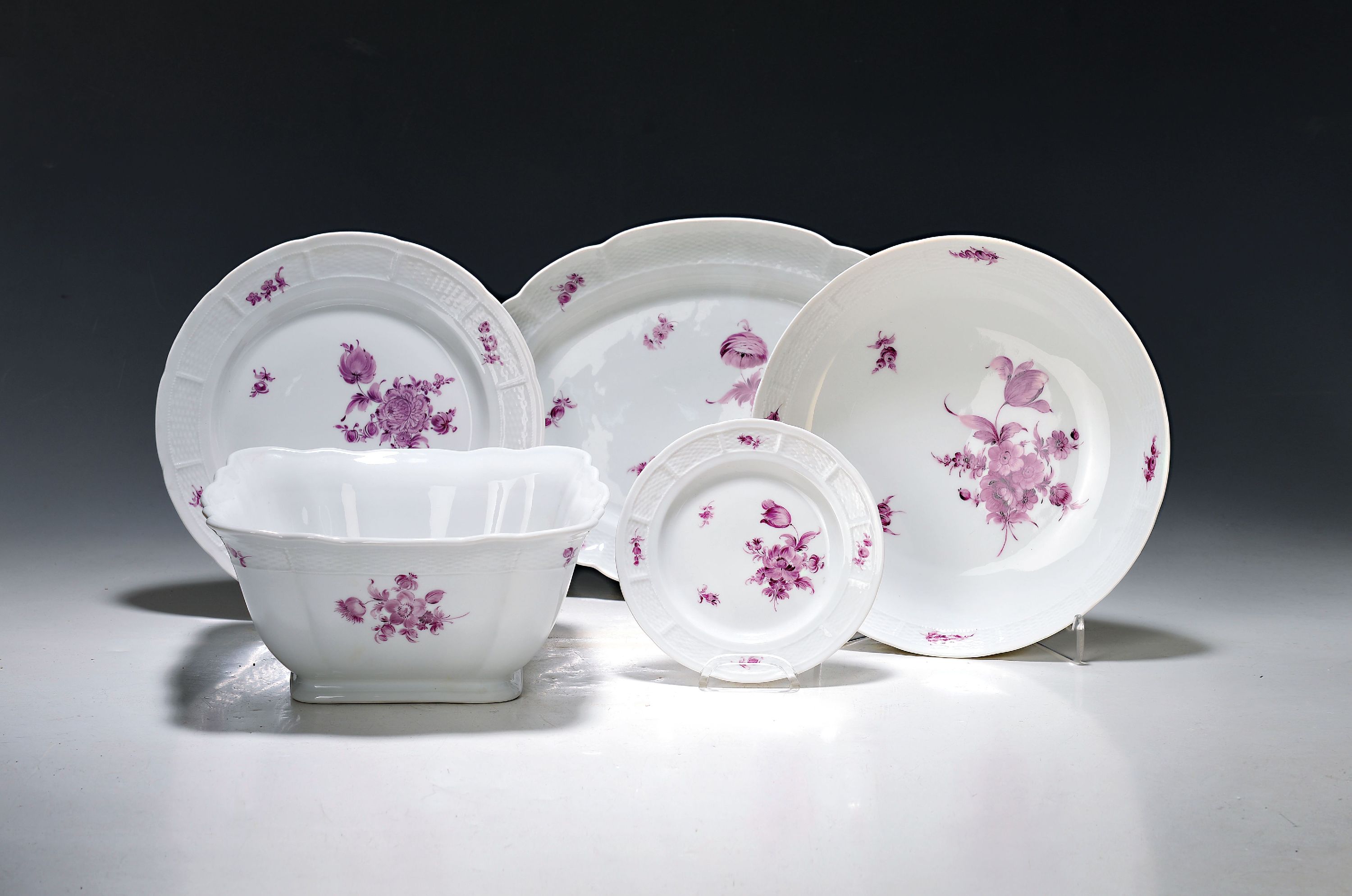 Image 27070179 - Speiseservice, Nymphenburg, 20. Jh., mit purpurfarbener Blumenmalerei, 15 flache Teller, ...