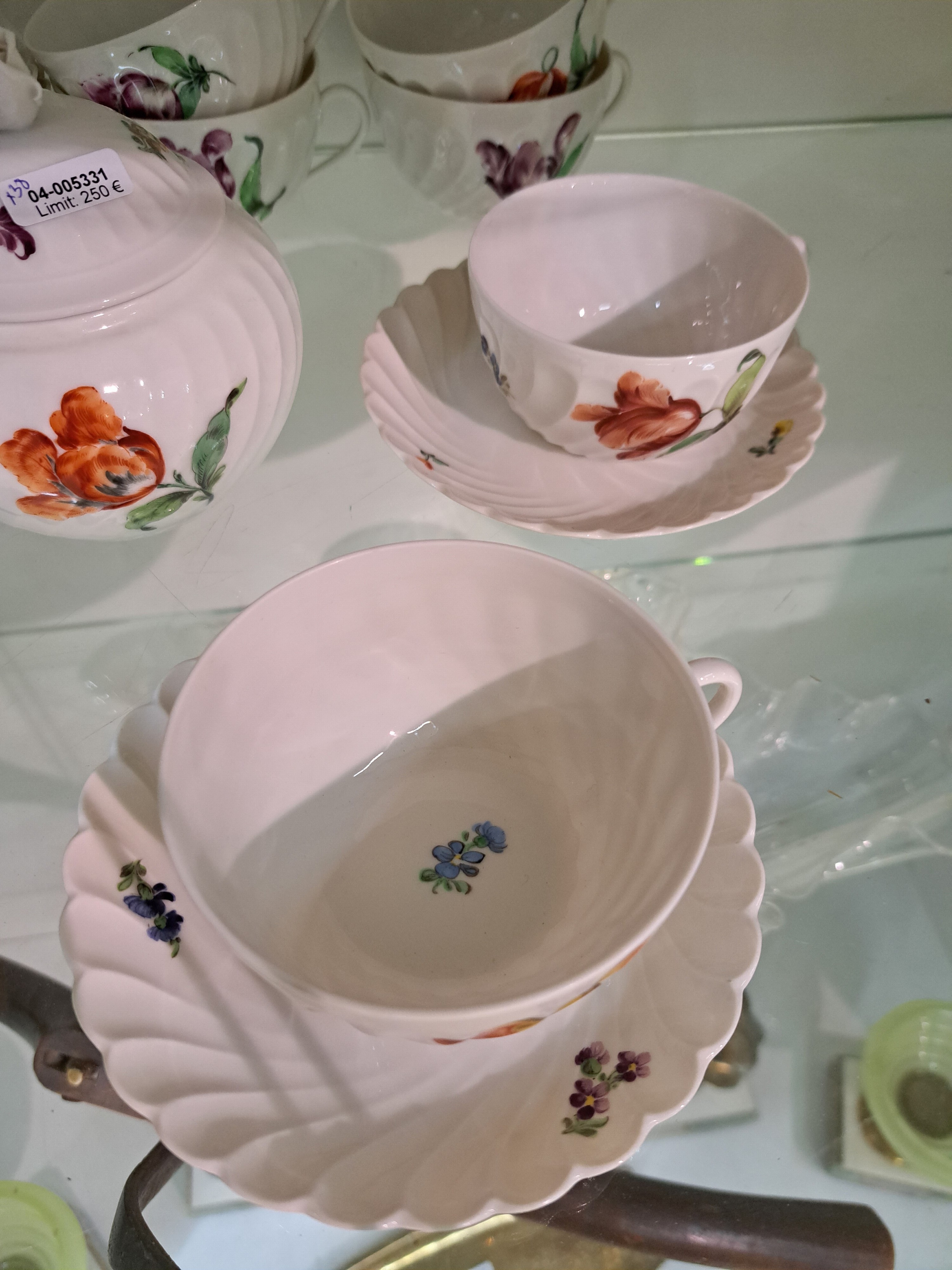 Detail b: Kaffeeservice, Nymphenburg, 20. Jh., dünnwandiges Porzellan, Fächerrelief, bunte Blumenmalerei, 12 Kuchenteller, 12 Tassen mit 12 Untertassen, ...
