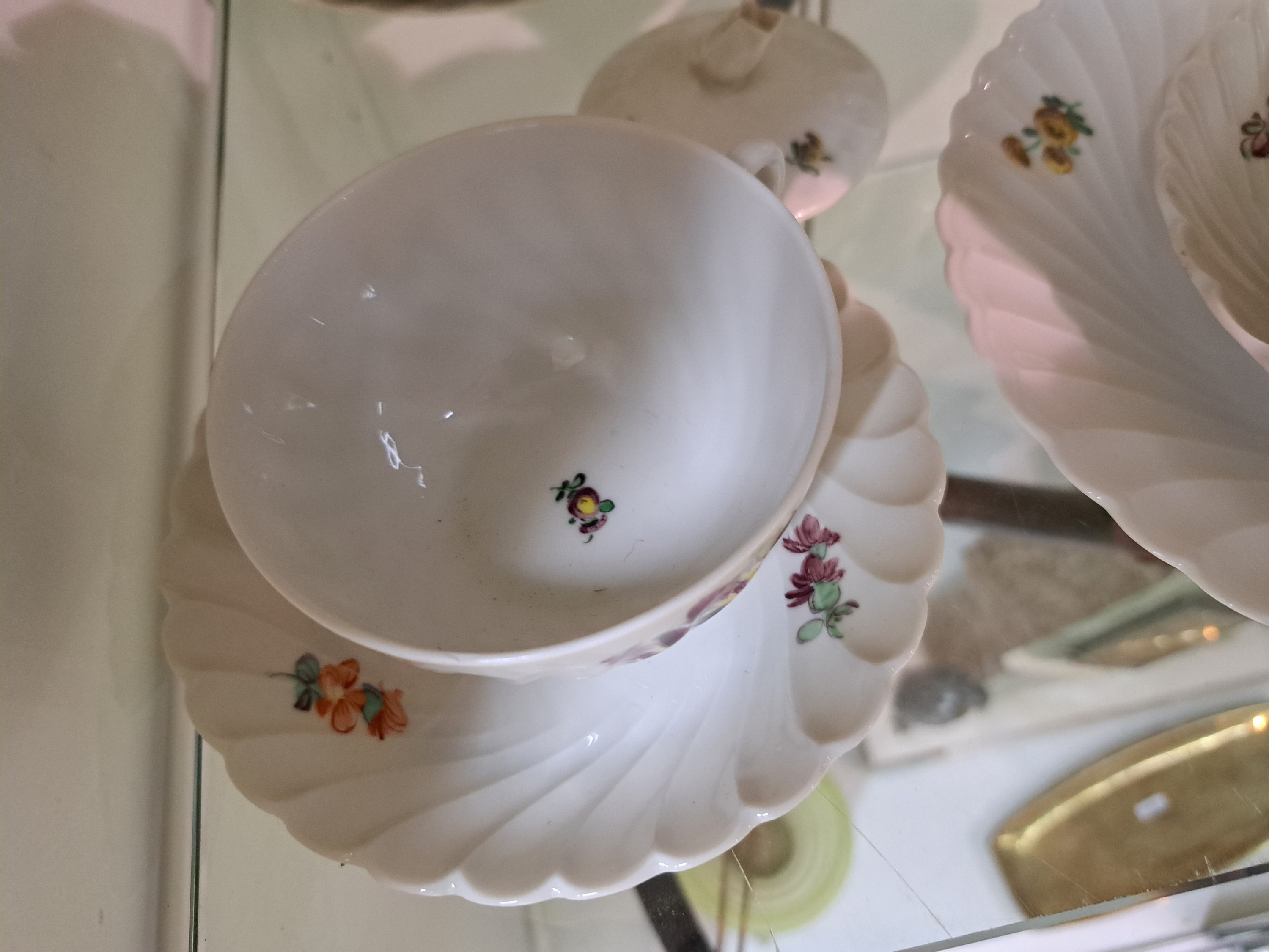 Detail c: Kaffeeservice, Nymphenburg, 20. Jh., dünnwandiges Porzellan, Fächerrelief, bunte Blumenmalerei, 12 Kuchenteller, 12 Tassen mit 12 Untertassen, ...