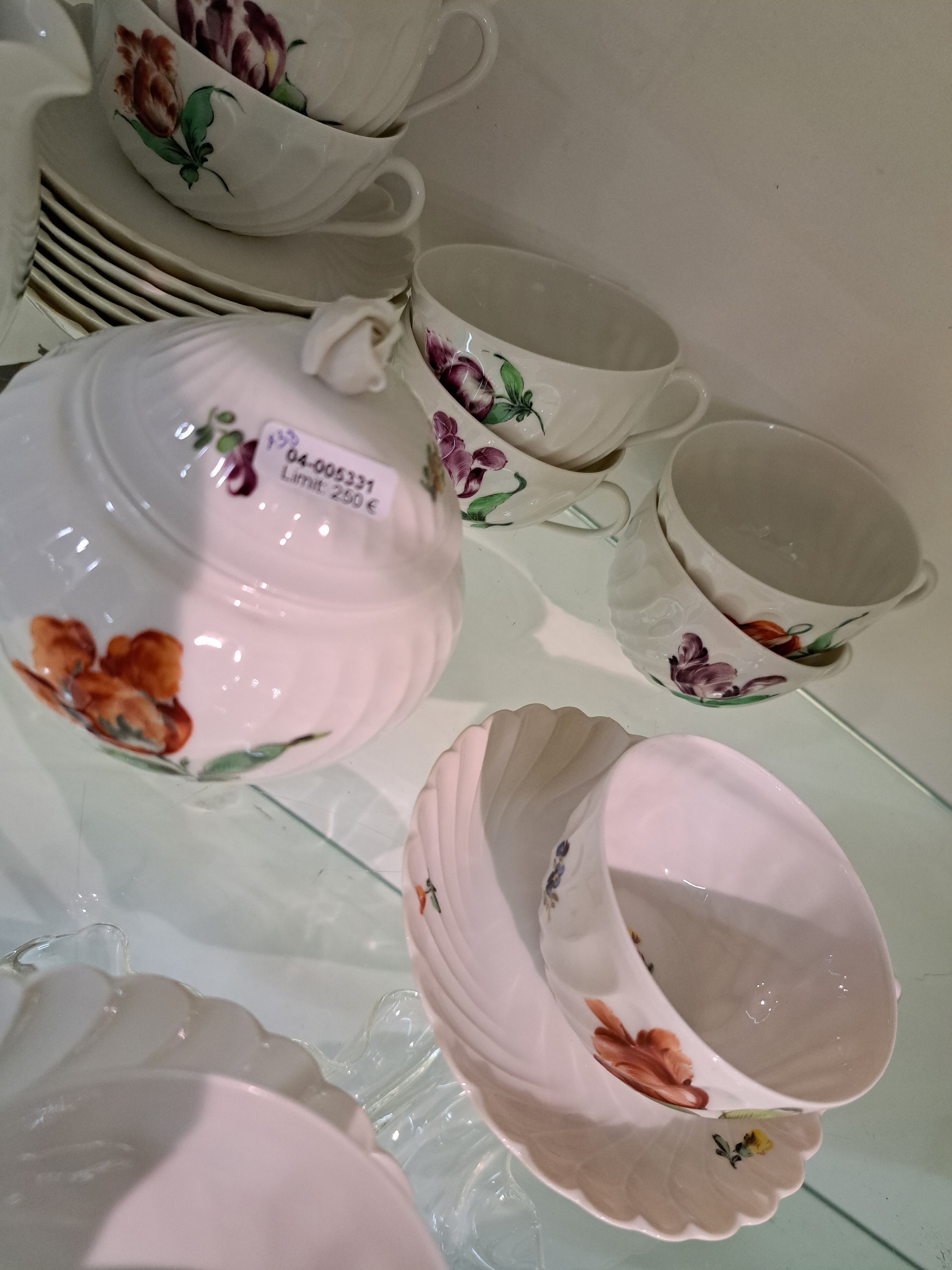 Detail e: Kaffeeservice, Nymphenburg, 20. Jh., dünnwandiges Porzellan, Fächerrelief, bunte Blumenmalerei, 12 Kuchenteller, 12 Tassen mit 12 Untertassen, ...