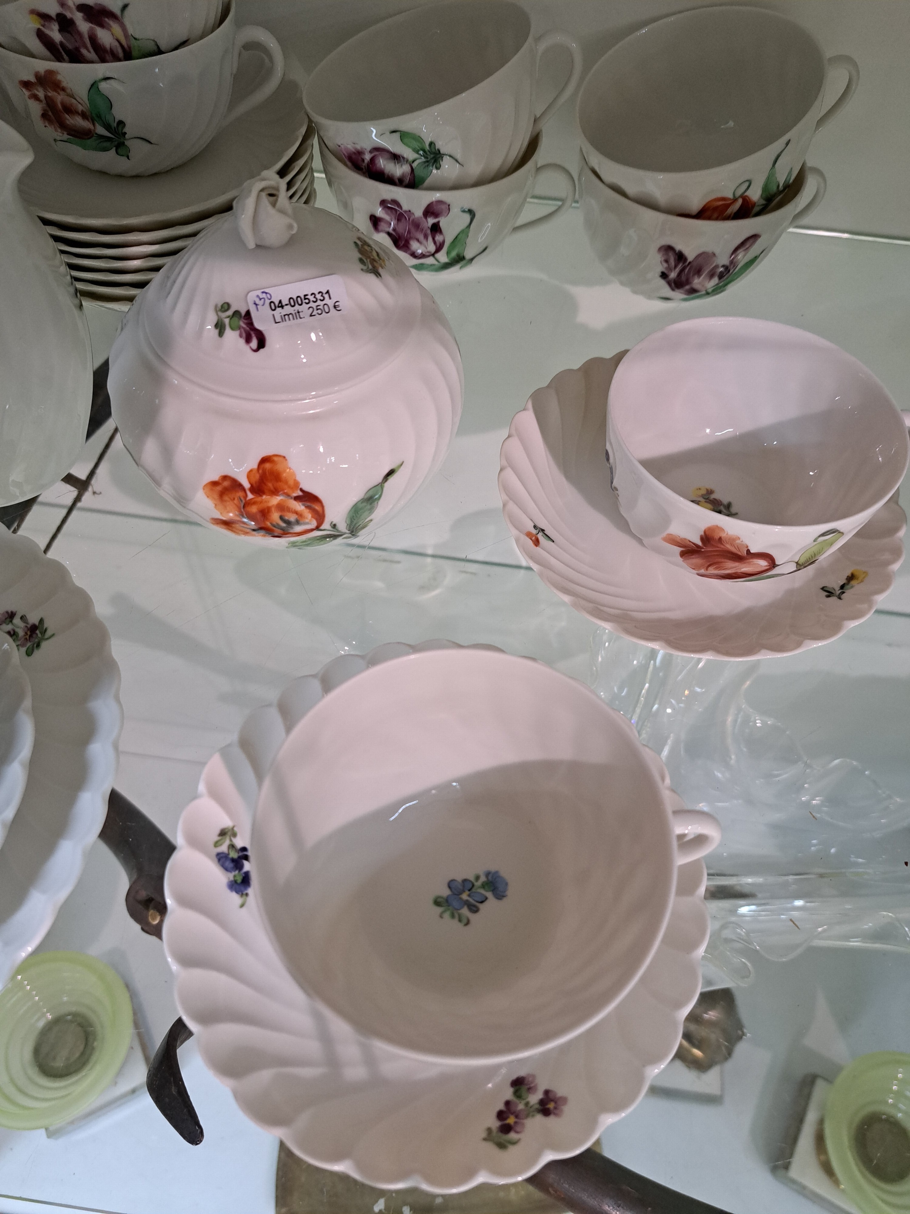 Detail g: Kaffeeservice, Nymphenburg, 20. Jh., dünnwandiges Porzellan, Fächerrelief, bunte Blumenmalerei, 12 Kuchenteller, 12 Tassen mit 12 Untertassen, ...