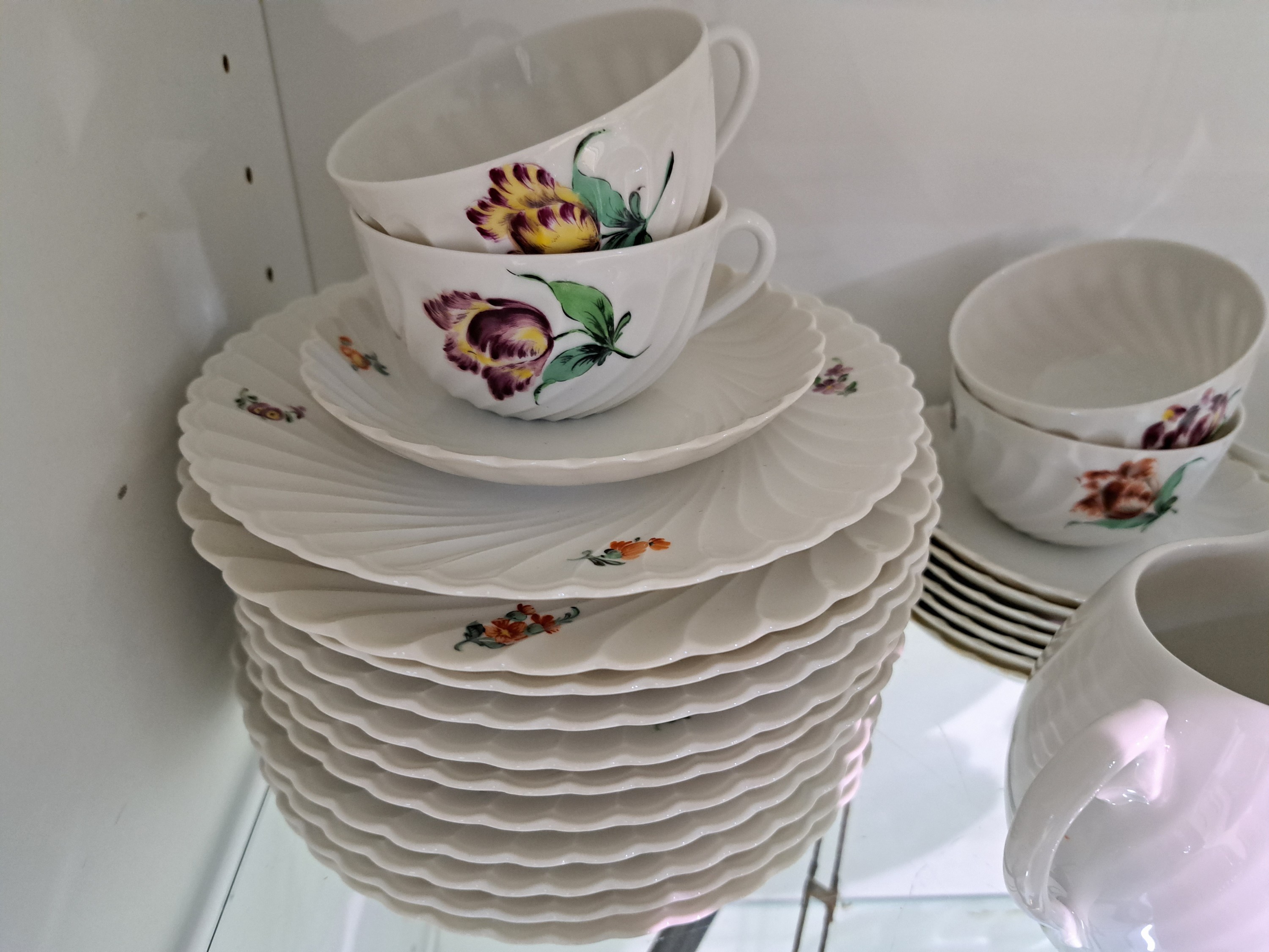 Detail h: Kaffeeservice, Nymphenburg, 20. Jh., dünnwandiges Porzellan, Fächerrelief, bunte Blumenmalerei, 12 Kuchenteller, 12 Tassen mit 12 Untertassen, ...