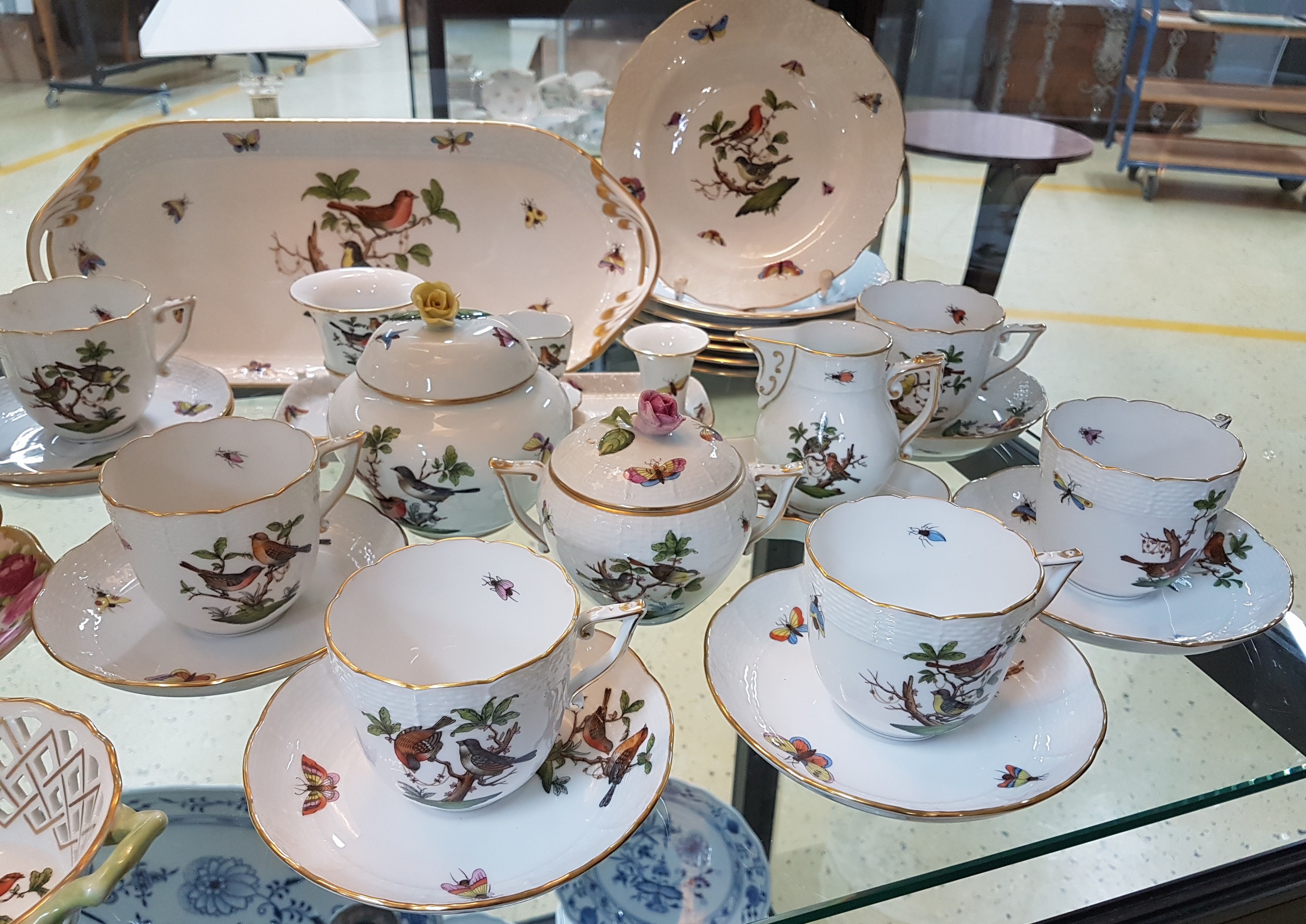 Detail a: Kaffeeservice, Herend Ungarn, 20. Jh., Dekor Rothschild, 7 Kuchenteller, 6 Tassen mit Untertassen, Zuckerdose, Milchkännchen, Königskuchenplatte, ...