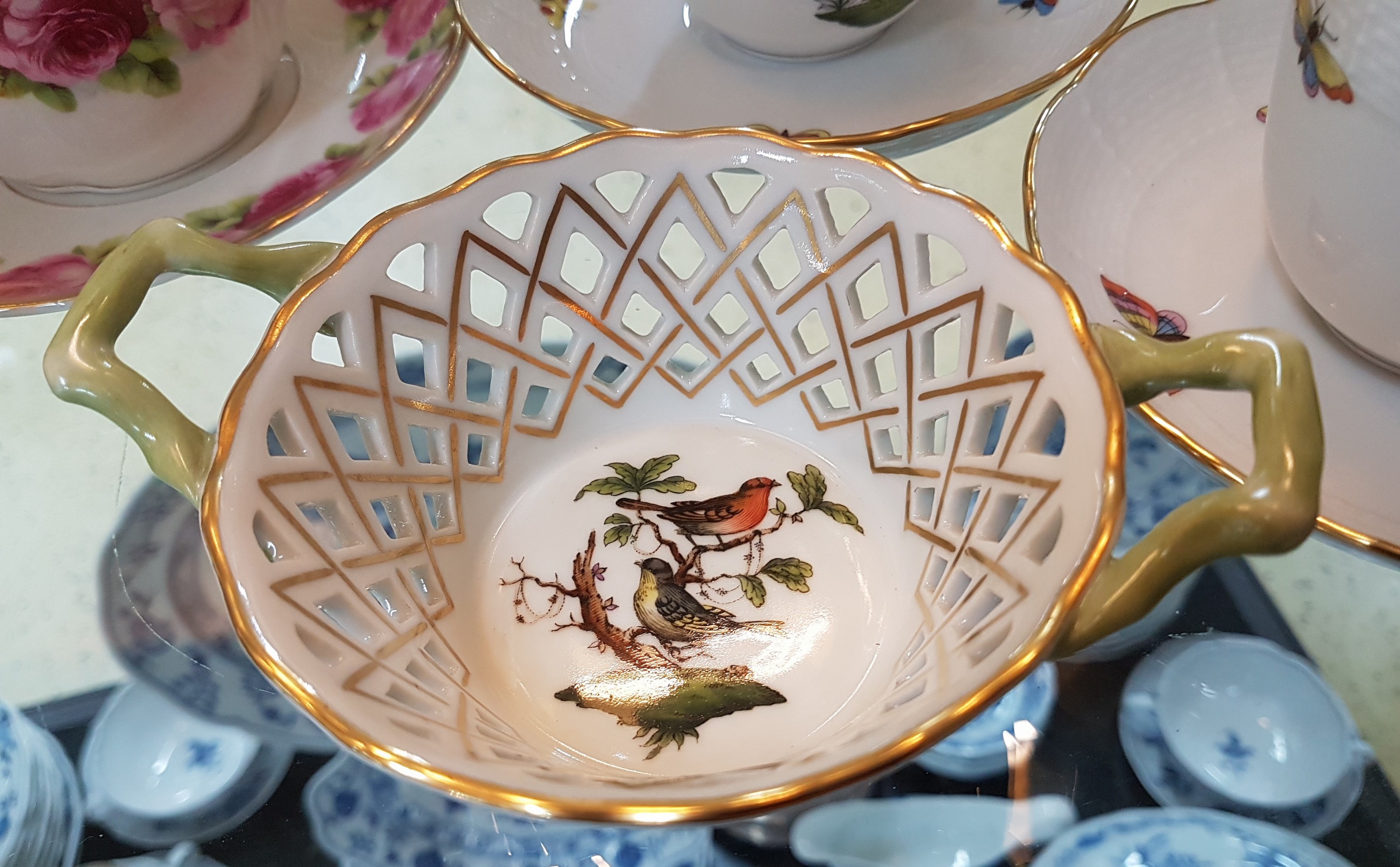Detail b: Kaffeeservice, Herend Ungarn, 20. Jh., Dekor Rothschild, 7 Kuchenteller, 6 Tassen mit Untertassen, Zuckerdose, Milchkännchen, Königskuchenplatte, ...