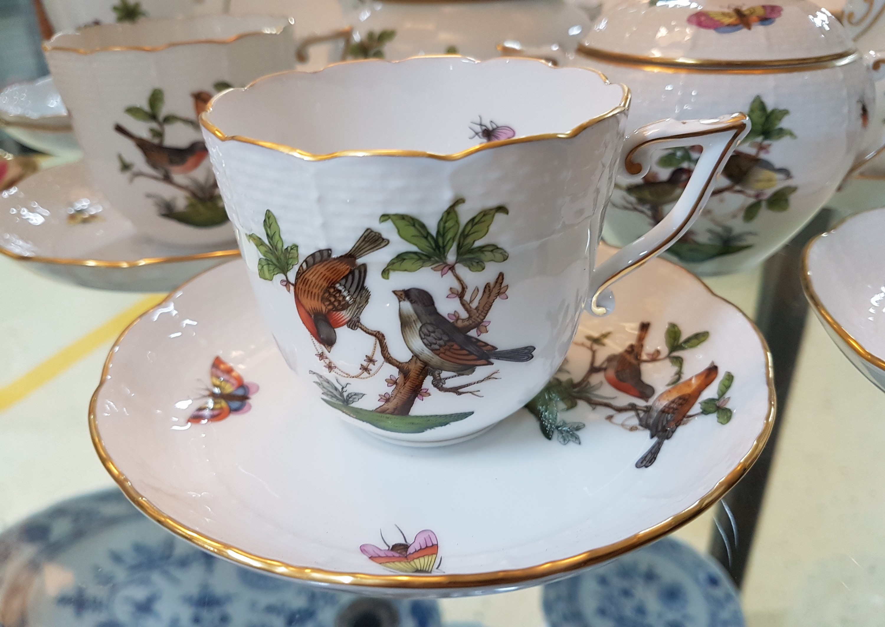 Detail c: Kaffeeservice, Herend Ungarn, 20. Jh., Dekor Rothschild, 7 Kuchenteller, 6 Tassen mit Untertassen, Zuckerdose, Milchkännchen, Königskuchenplatte, ...
