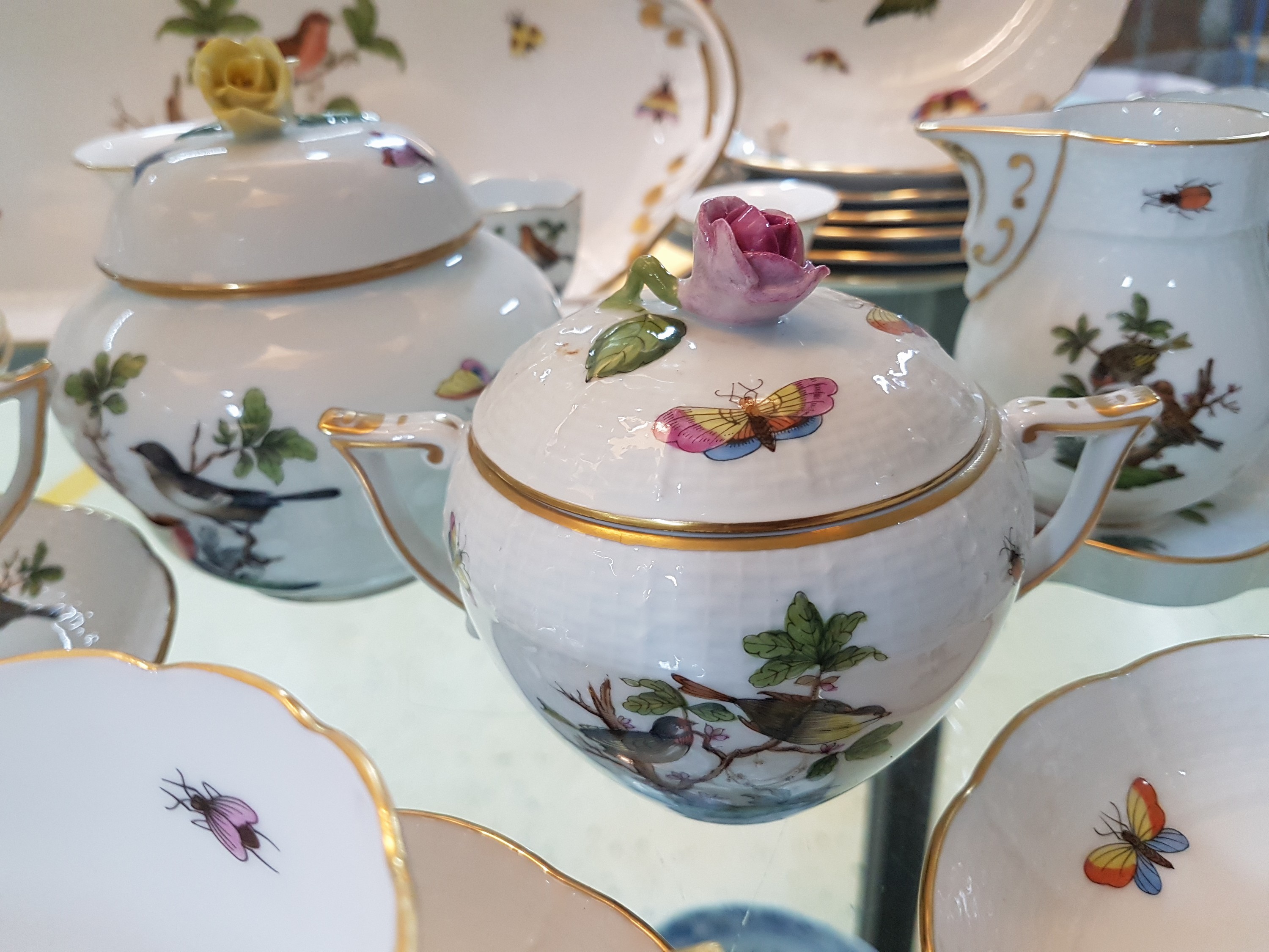 Detail d: Kaffeeservice, Herend Ungarn, 20. Jh., Dekor Rothschild, 7 Kuchenteller, 6 Tassen mit Untertassen, Zuckerdose, Milchkännchen, Königskuchenplatte, ...