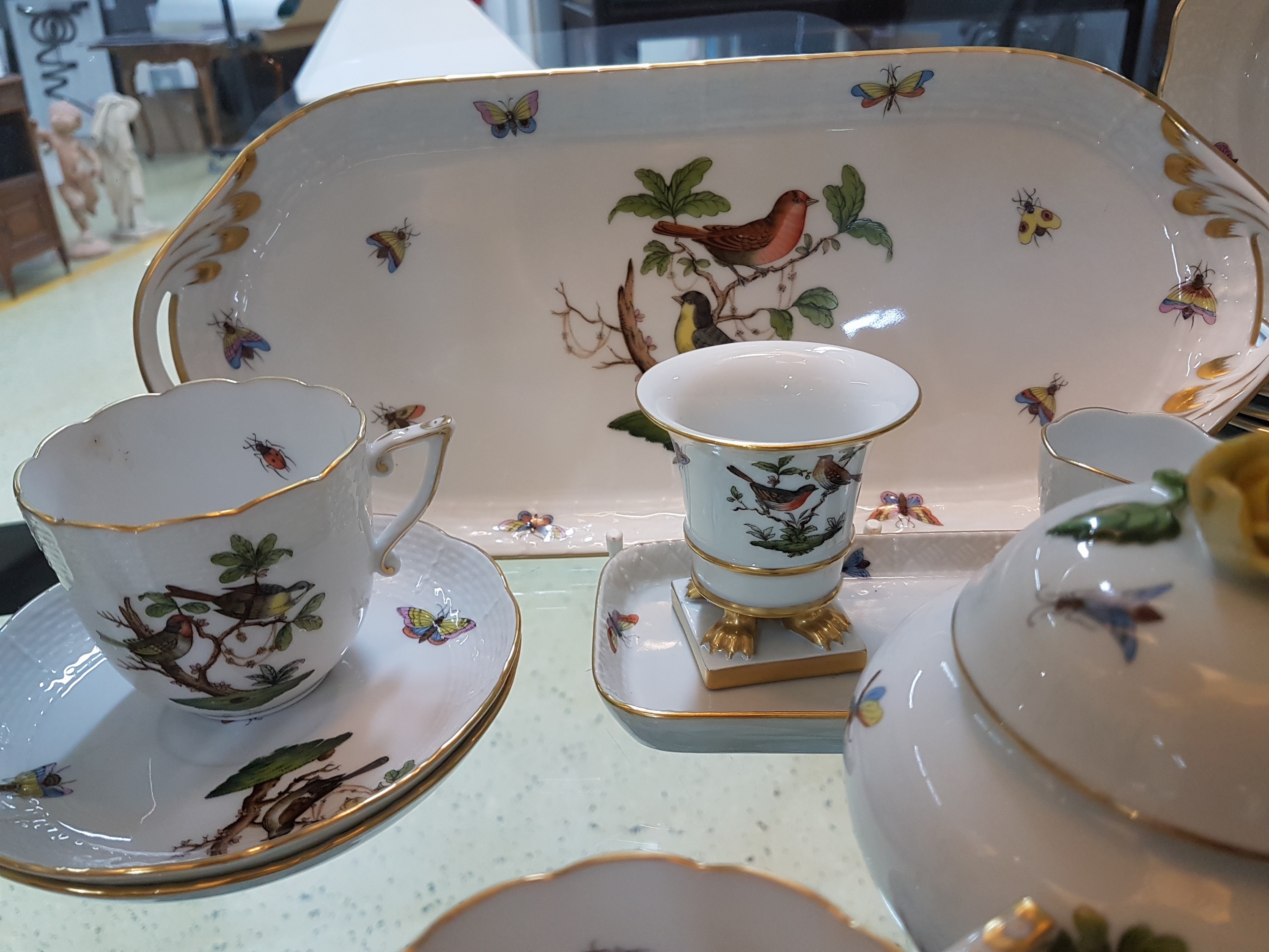 Detail e: Kaffeeservice, Herend Ungarn, 20. Jh., Dekor Rothschild, 7 Kuchenteller, 6 Tassen mit Untertassen, Zuckerdose, Milchkännchen, Königskuchenplatte, ...
