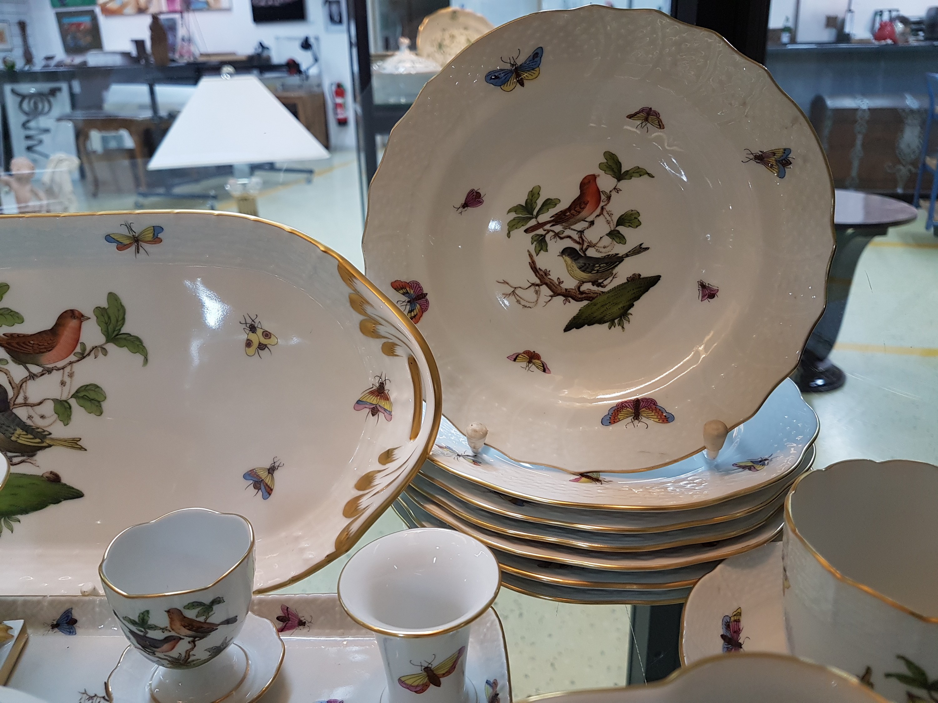 Detail f: Kaffeeservice, Herend Ungarn, 20. Jh., Dekor Rothschild, 7 Kuchenteller, 6 Tassen mit Untertassen, Zuckerdose, Milchkännchen, Königskuchenplatte, ...