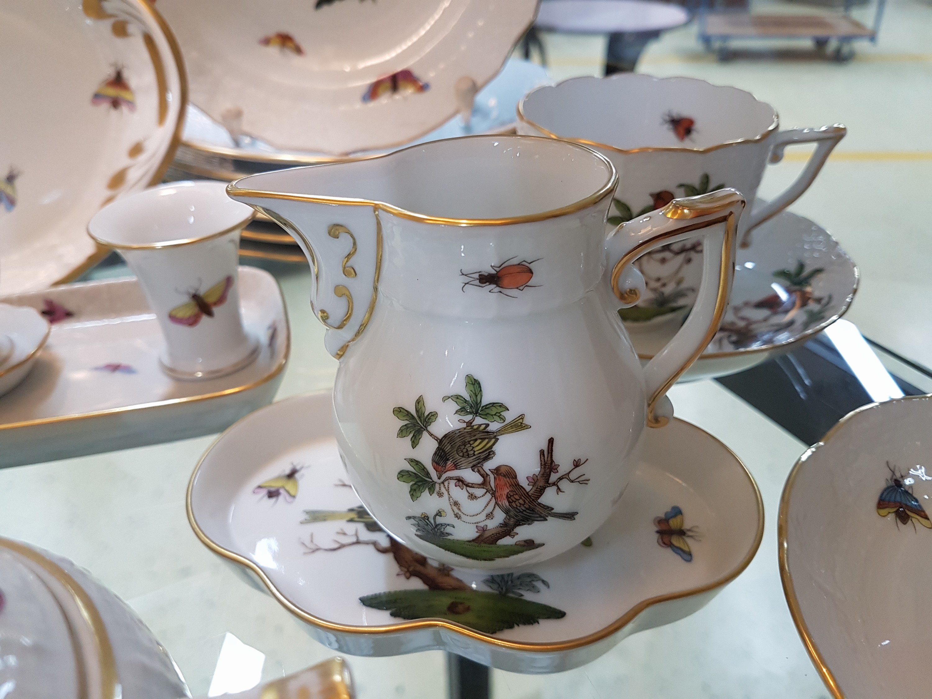 Detail g: Kaffeeservice, Herend Ungarn, 20. Jh., Dekor Rothschild, 7 Kuchenteller, 6 Tassen mit Untertassen, Zuckerdose, Milchkännchen, Königskuchenplatte, ...
