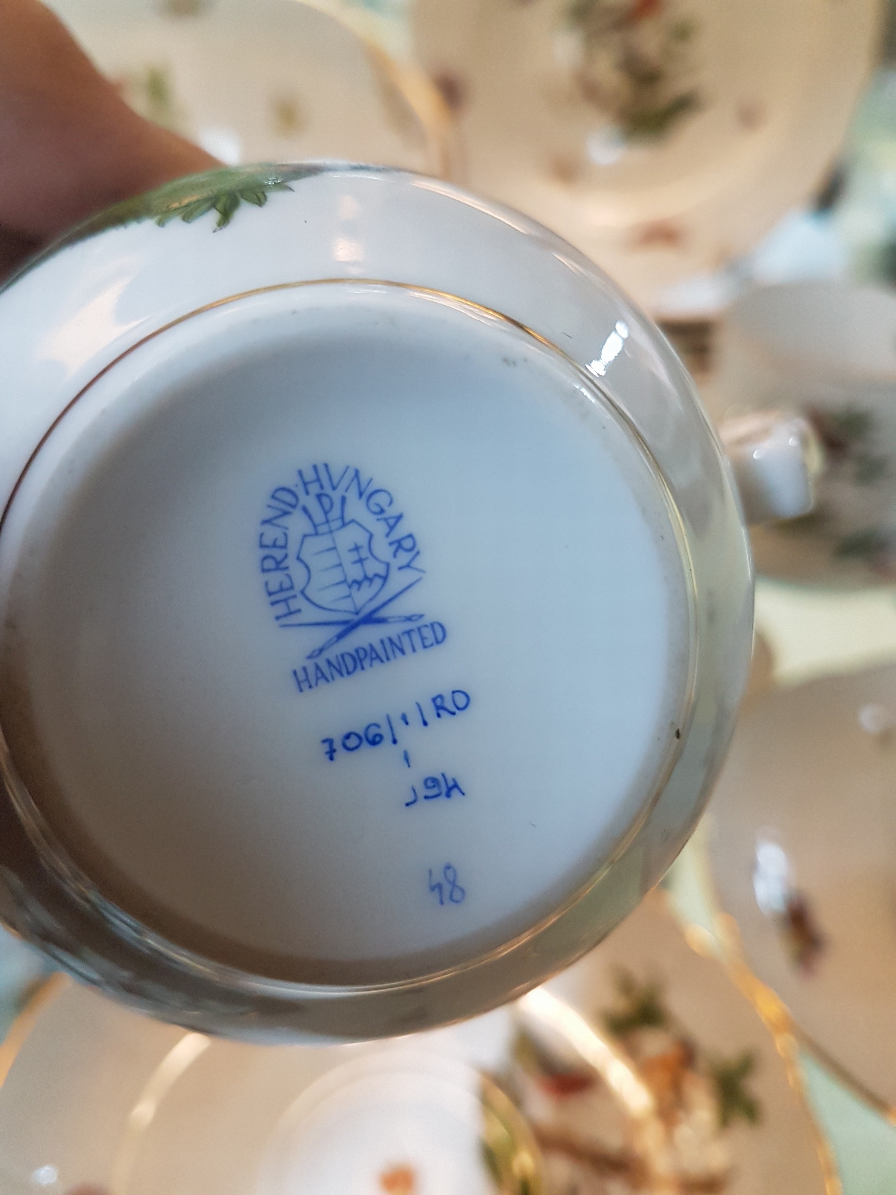 Detail h: Kaffeeservice, Herend Ungarn, 20. Jh., Dekor Rothschild, 7 Kuchenteller, 6 Tassen mit Untertassen, Zuckerdose, Milchkännchen, Königskuchenplatte, ...