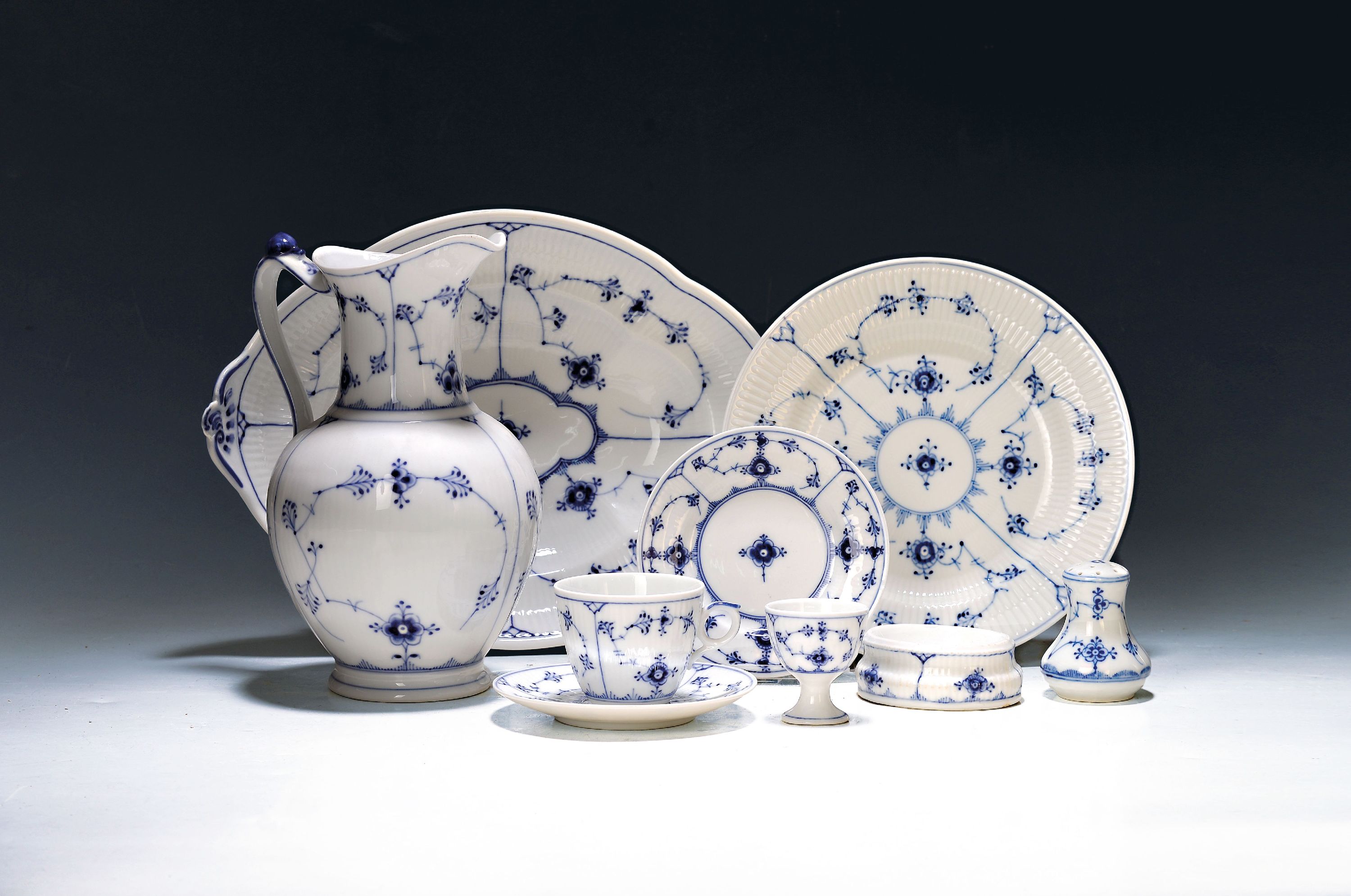 Image 27070182 - Kaffeeservice, Kgl. Kopenhagen, Dekor mit Blaumalerei unter der Glasur, Milchkrug, 5 ...