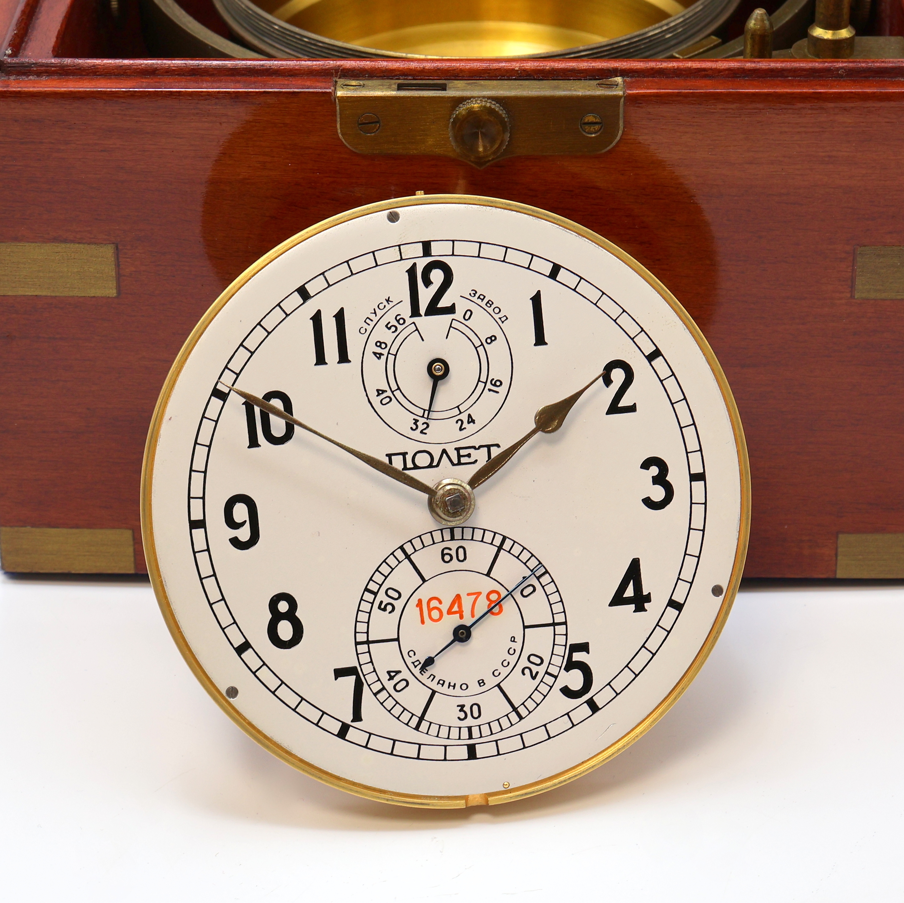 Detail d: POLJOT Marinechronometer Nr. 16478, UDSSR 1990er Jahre, kardanisch aufgehängtes Messinggeh., 3-tlg. Holzkiste m. Messingecken, Transportbox und ...