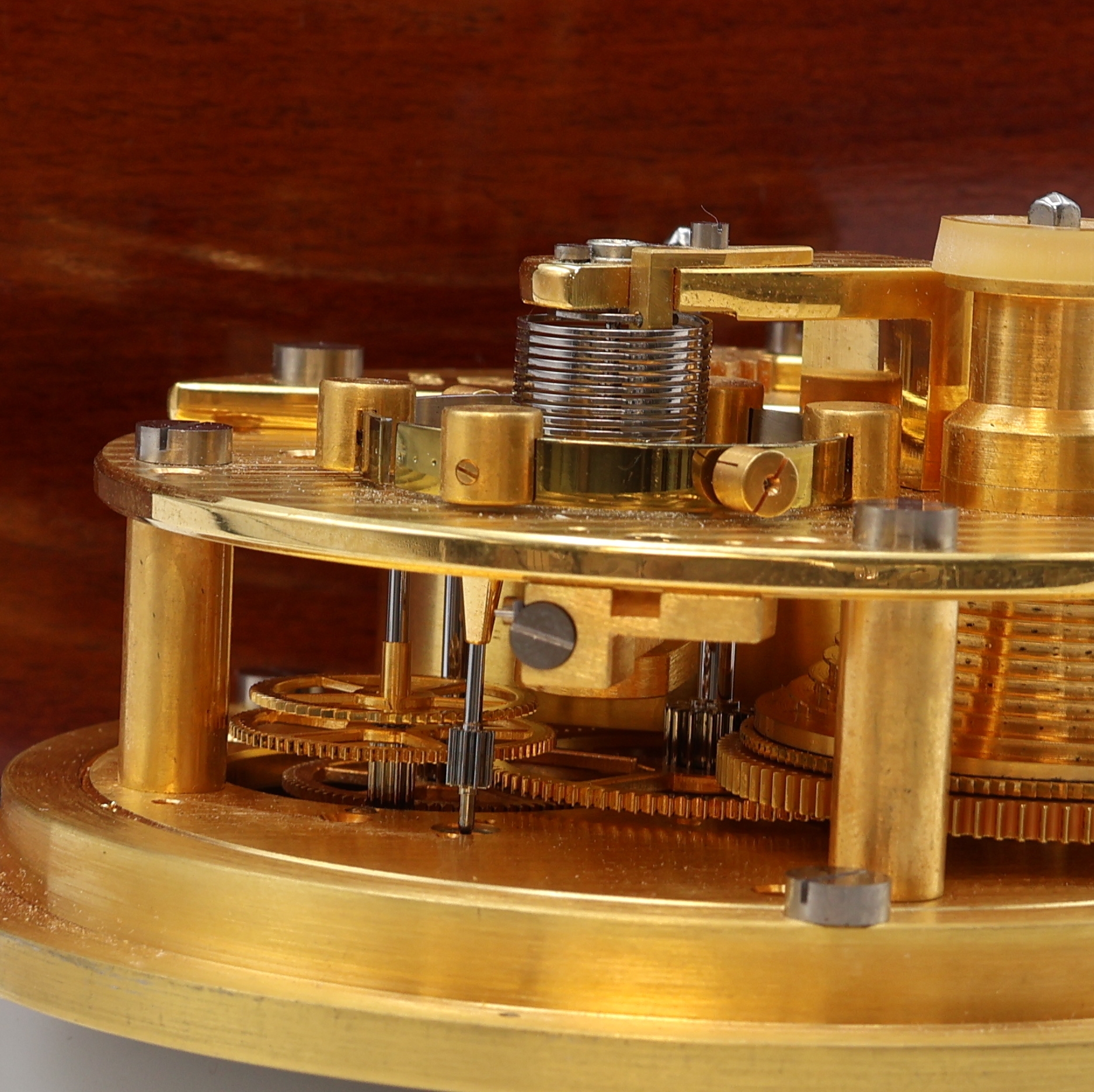 Detail f: POLJOT Marinechronometer Nr. 16478, UDSSR 1990er Jahre, kardanisch aufgehängtes Messinggeh., 3-tlg. Holzkiste m. Messingecken, Transportbox und ...