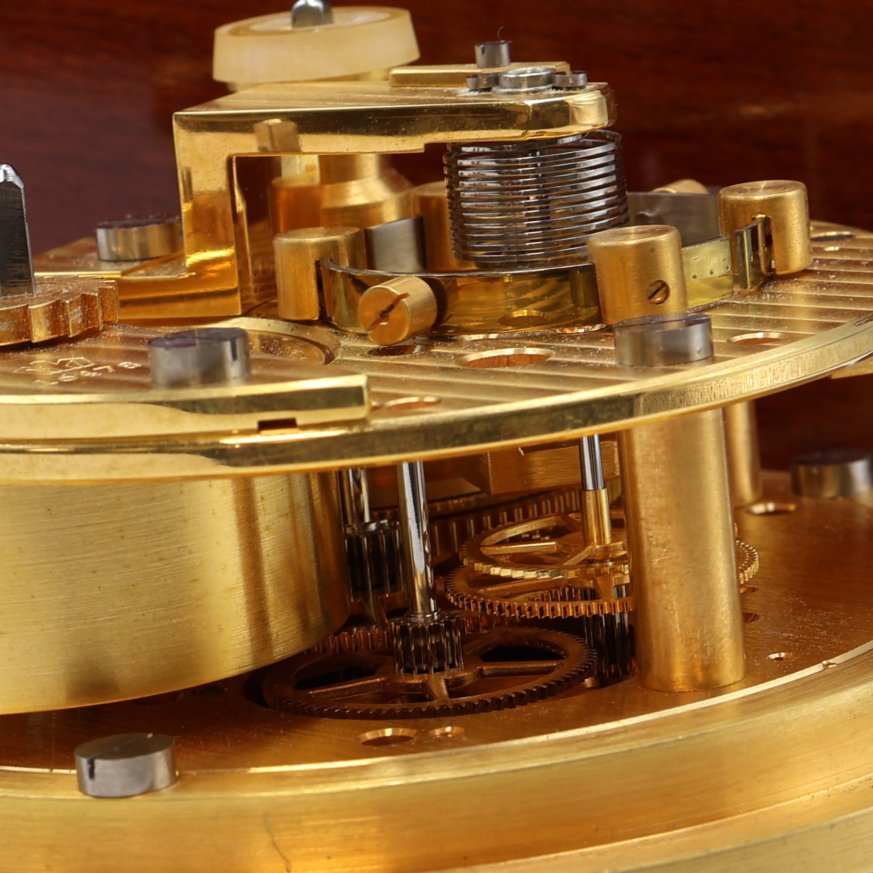 Detail g: POLJOT Marinechronometer Nr. 16478, UDSSR 1990er Jahre, kardanisch aufgehängtes Messinggeh., 3-tlg. Holzkiste m. Messingecken, Transportbox und ...