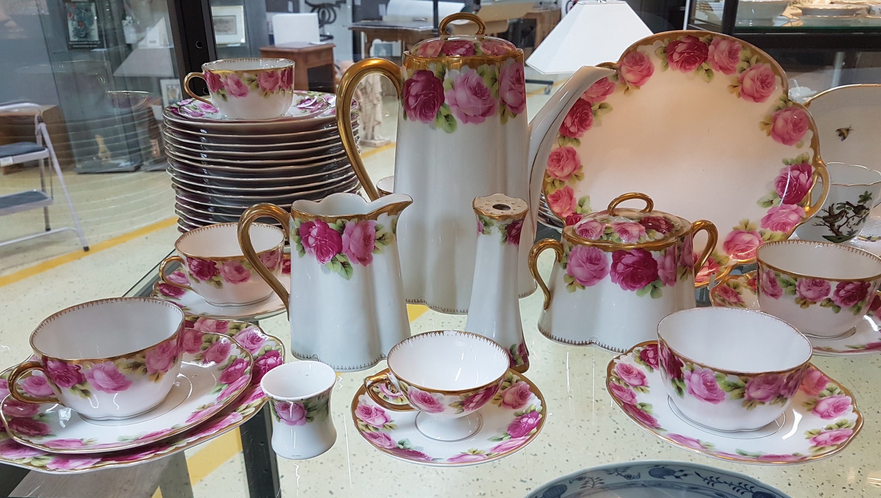 Detail a: Kaffeeservice für 8 Personen, Rosenthal, Form Chrysantheme, Dekor Cäcilia, mit Goldstaffage, Kaffeekanne, Zuckerdose, Milchkännchen, 8 Tassen mit ...