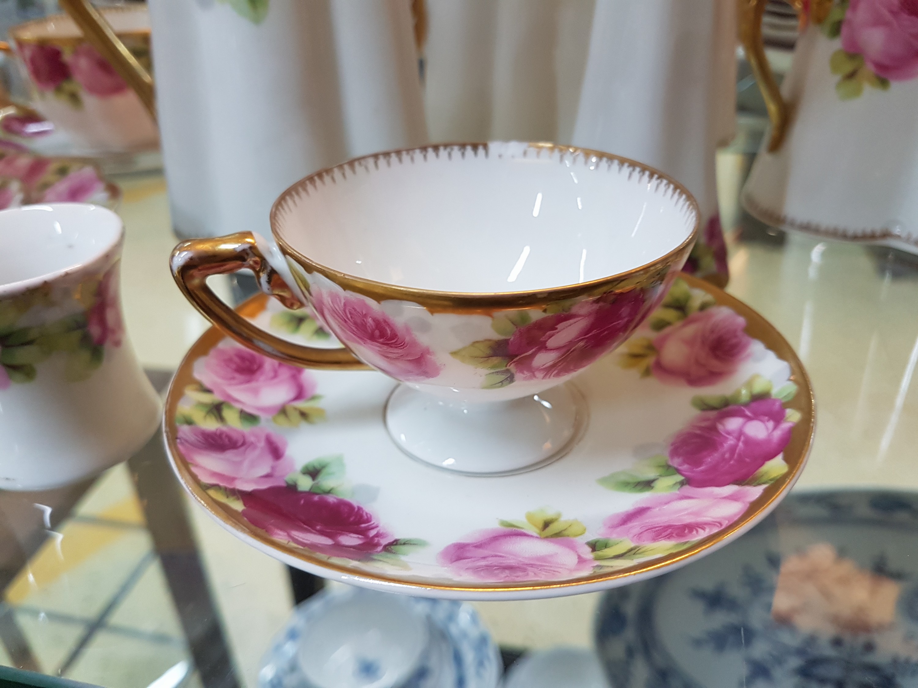 Detail b: Kaffeeservice für 8 Personen, Rosenthal, Form Chrysantheme, Dekor Cäcilia, mit Goldstaffage, Kaffeekanne, Zuckerdose, Milchkännchen, 8 Tassen mit ...