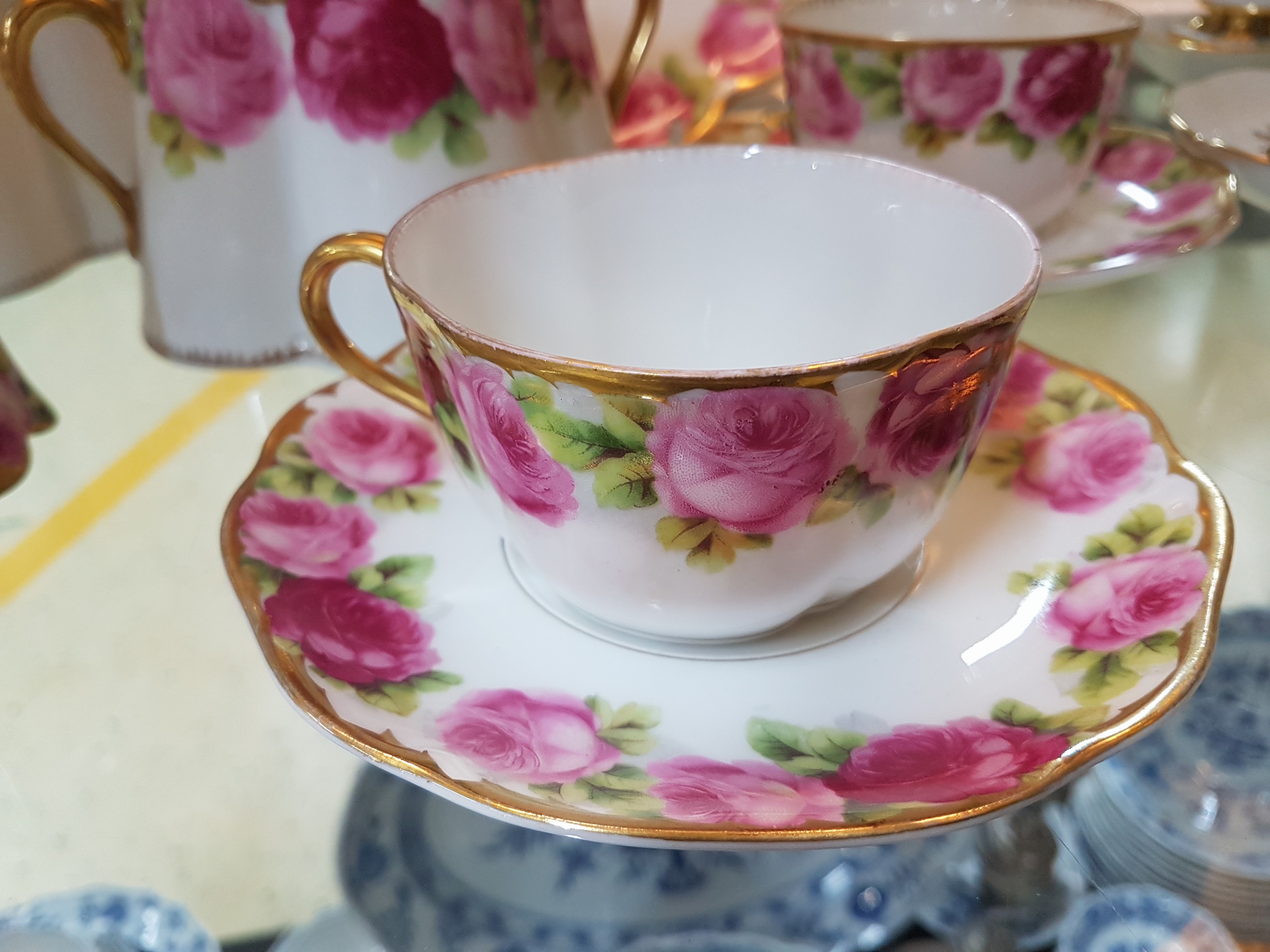 Detail c: Kaffeeservice für 8 Personen, Rosenthal, Form Chrysantheme, Dekor Cäcilia, mit Goldstaffage, Kaffeekanne, Zuckerdose, Milchkännchen, 8 Tassen mit ...