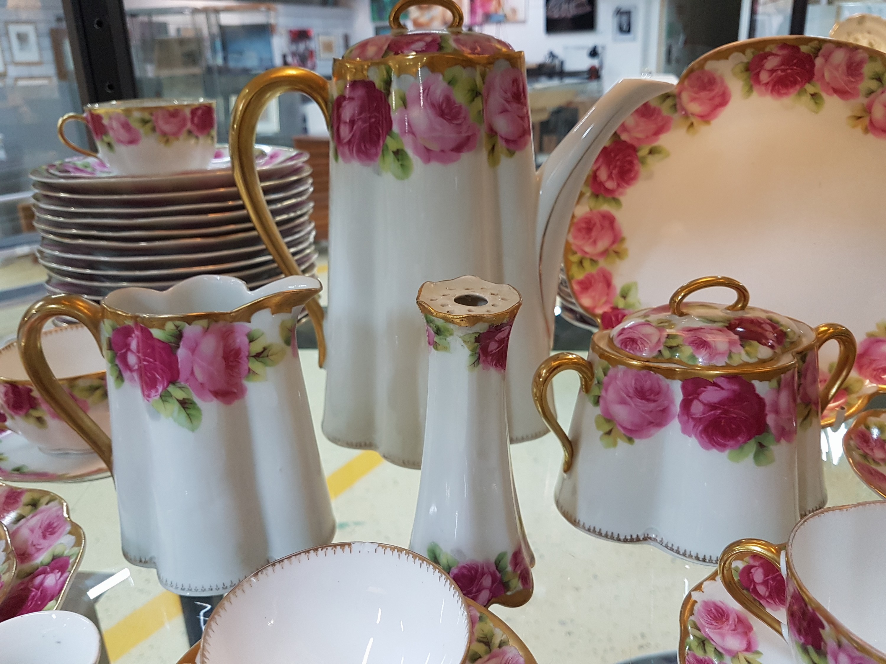 Detail d: Kaffeeservice für 8 Personen, Rosenthal, Form Chrysantheme, Dekor Cäcilia, mit Goldstaffage, Kaffeekanne, Zuckerdose, Milchkännchen, 8 Tassen mit ...