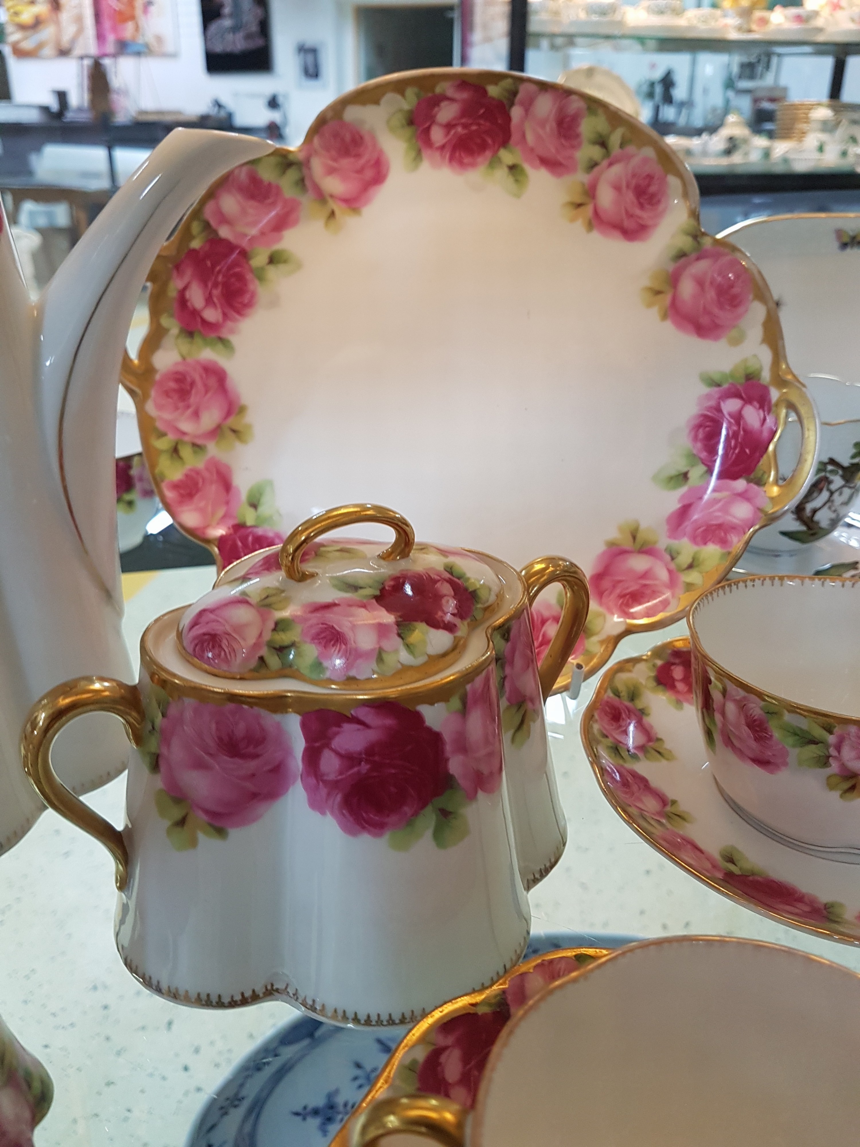 Detail e: Kaffeeservice für 8 Personen, Rosenthal, Form Chrysantheme, Dekor Cäcilia, mit Goldstaffage, Kaffeekanne, Zuckerdose, Milchkännchen, 8 Tassen mit ...
