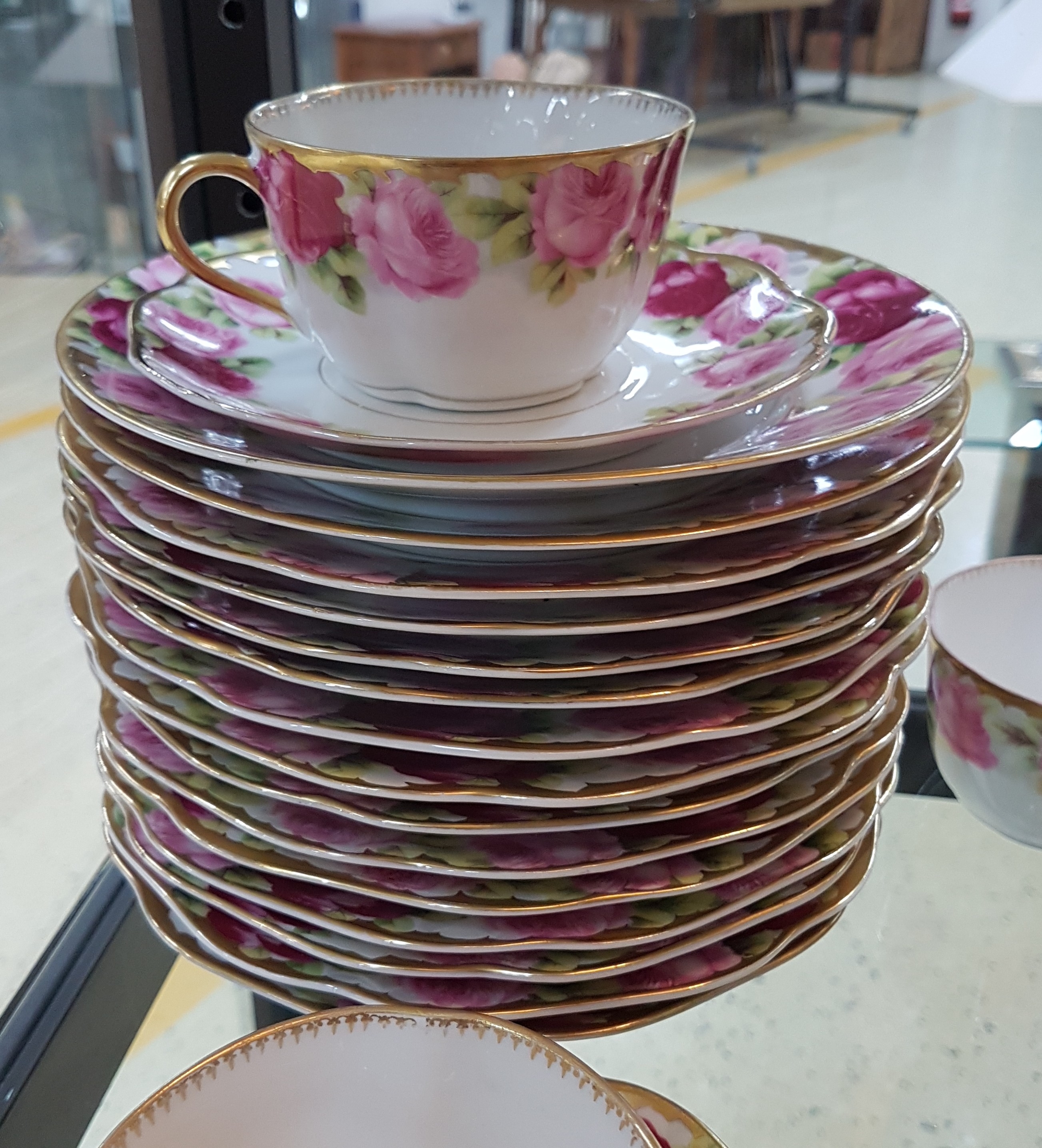 Detail f: Kaffeeservice für 8 Personen, Rosenthal, Form Chrysantheme, Dekor Cäcilia, mit Goldstaffage, Kaffeekanne, Zuckerdose, Milchkännchen, 8 Tassen mit ...