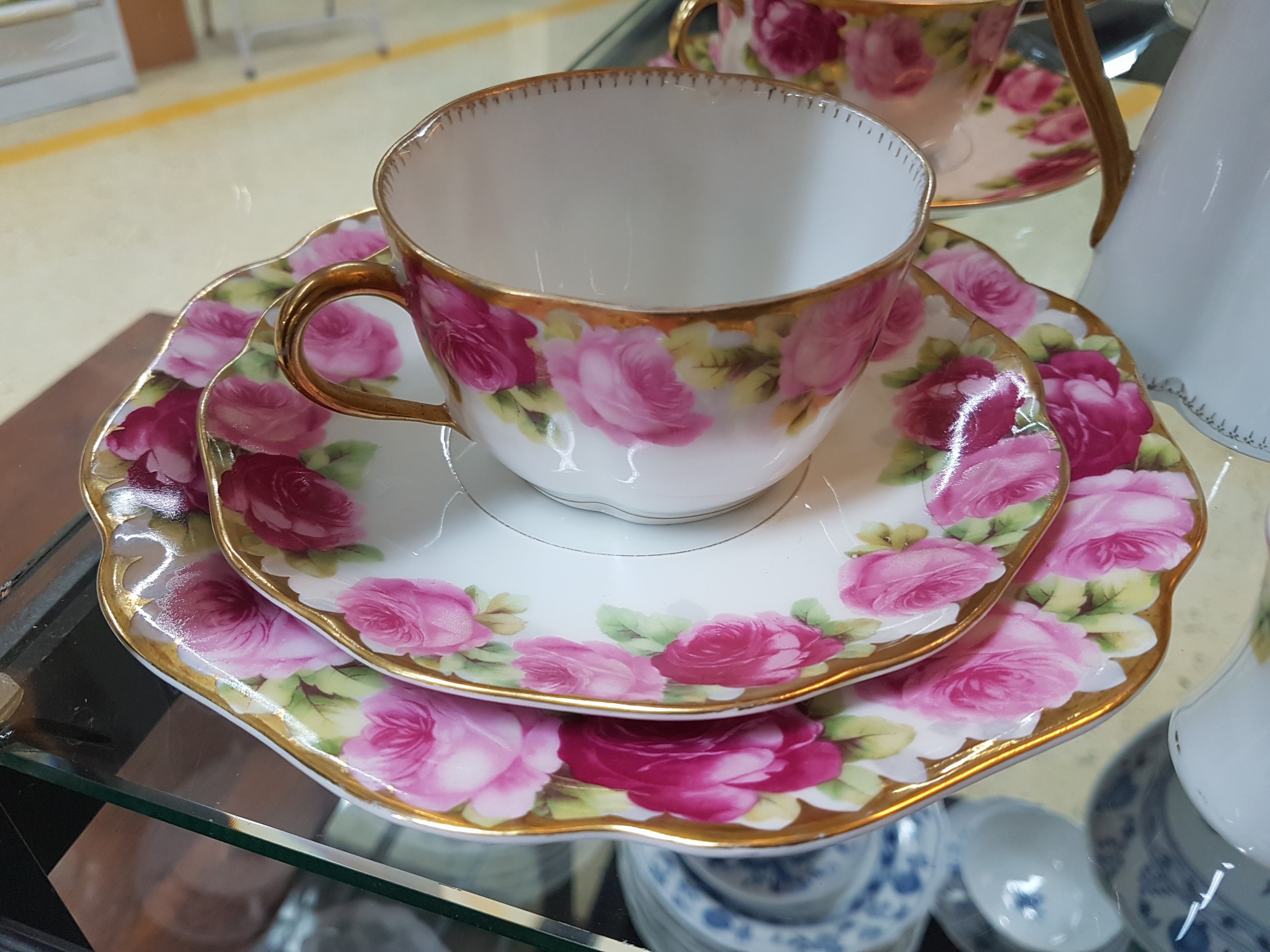 Detail g: Kaffeeservice für 8 Personen, Rosenthal, Form Chrysantheme, Dekor Cäcilia, mit Goldstaffage, Kaffeekanne, Zuckerdose, Milchkännchen, 8 Tassen mit ...