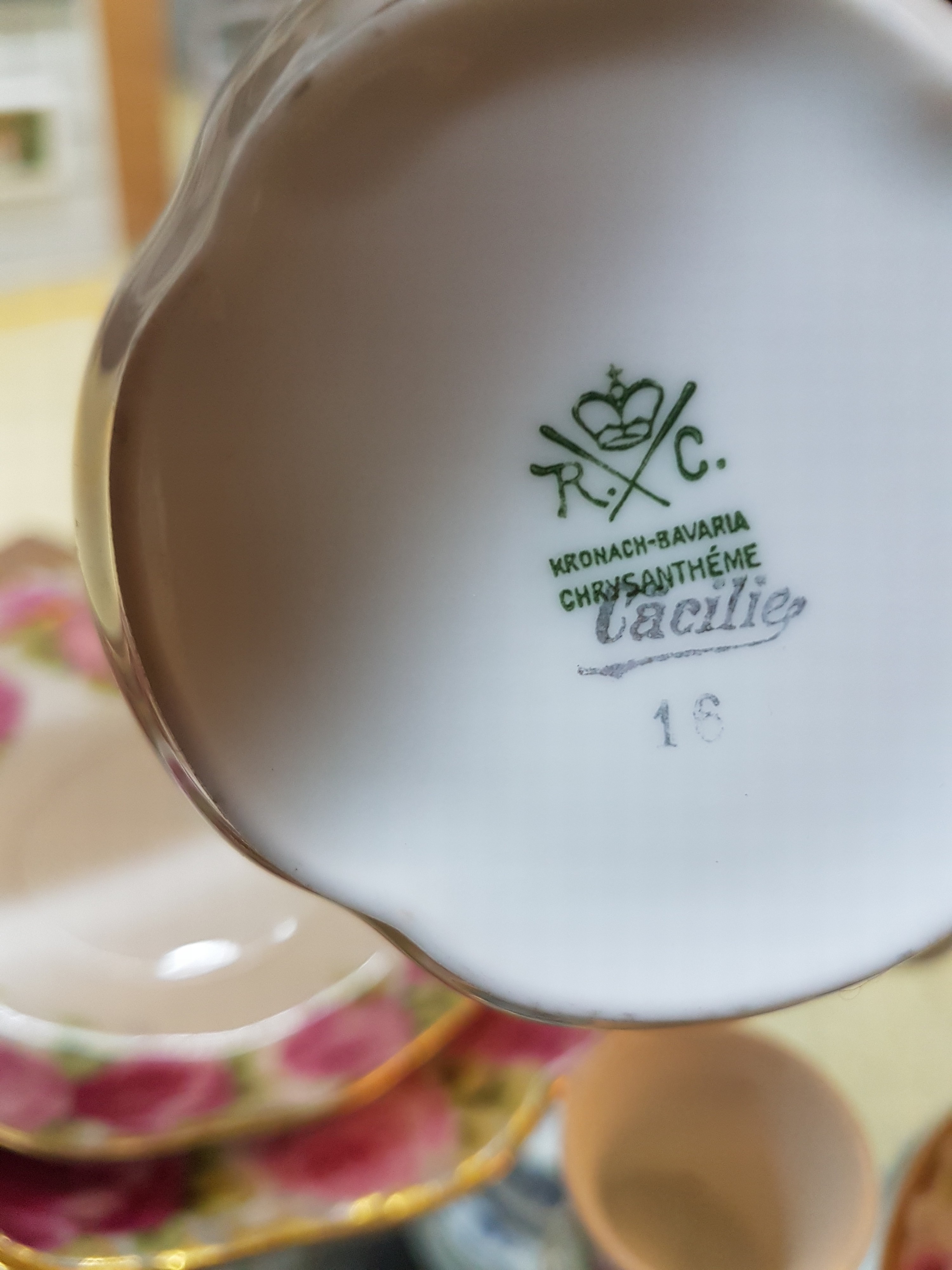 Detail h: Kaffeeservice für 8 Personen, Rosenthal, Form Chrysantheme, Dekor Cäcilia, mit Goldstaffage, Kaffeekanne, Zuckerdose, Milchkännchen, 8 Tassen mit ...