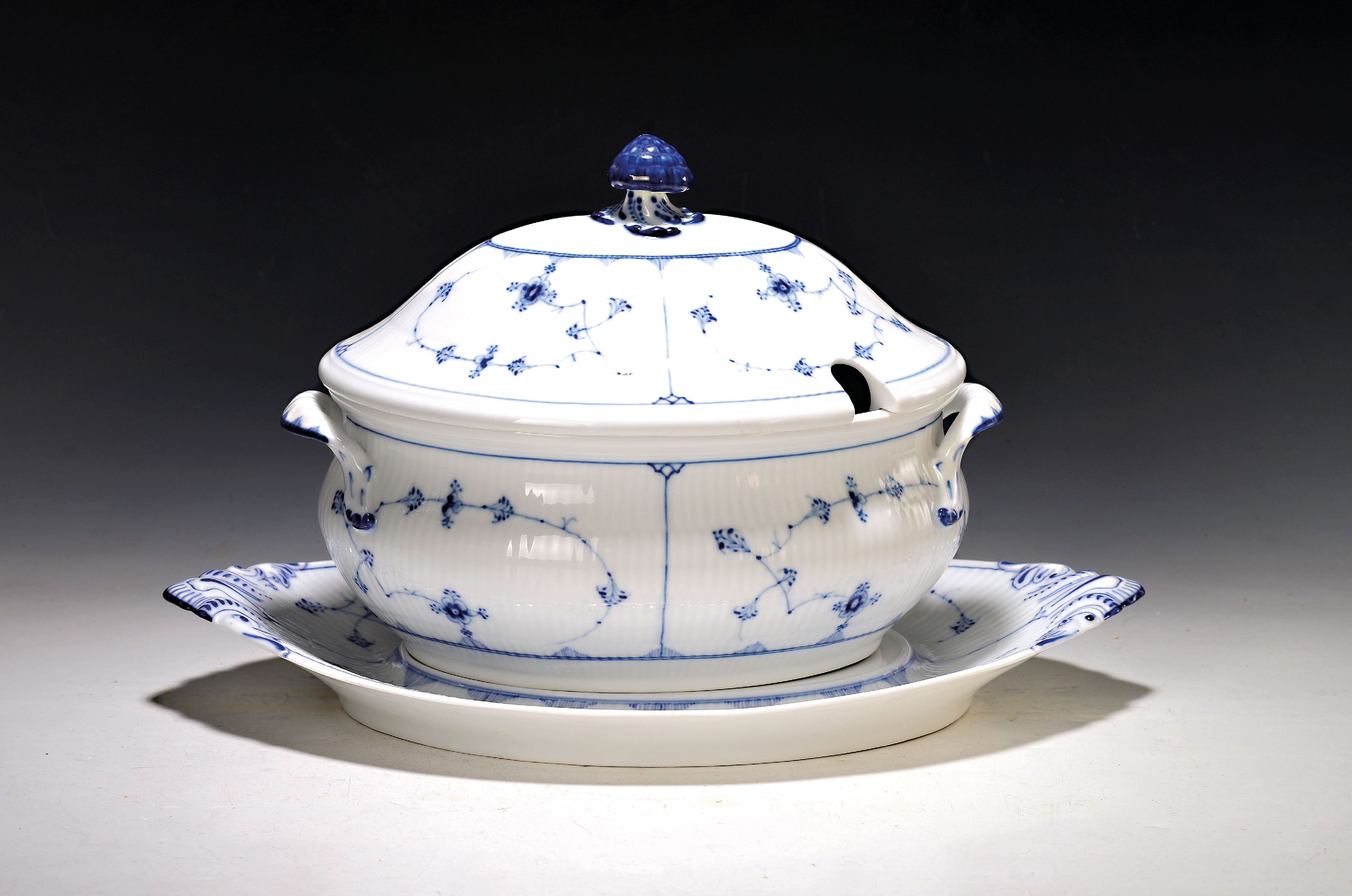 Image 27070186 - Large lidded tureen with saucer, Royal Copenhagen, smooth musselmalet decor, lid crown in ...