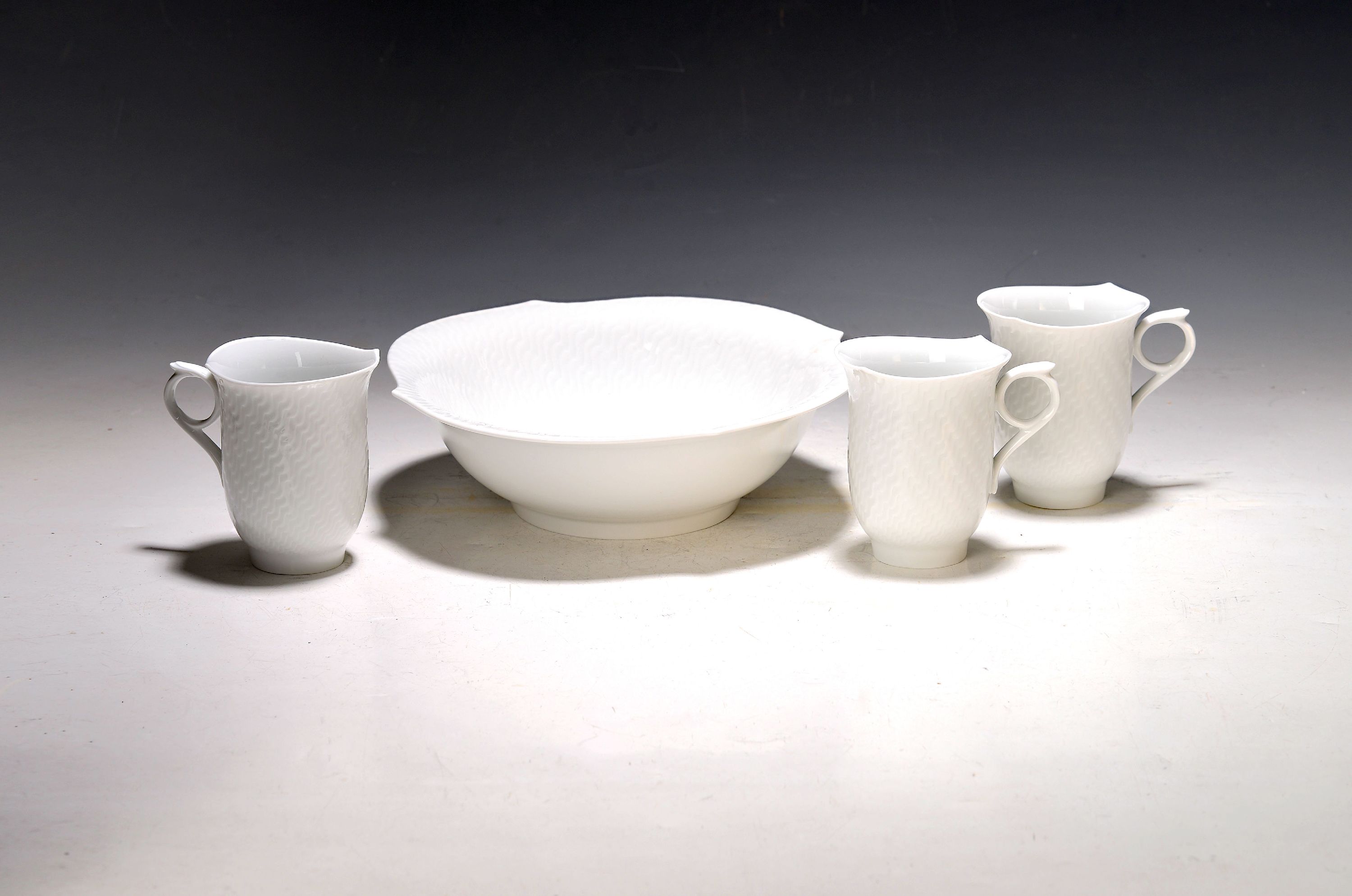 Image 27070188 - 6 Bechertassen und eine Schale, Meissen, Dekor Wellenspiel, weiß, vier Glasurstriche, ...