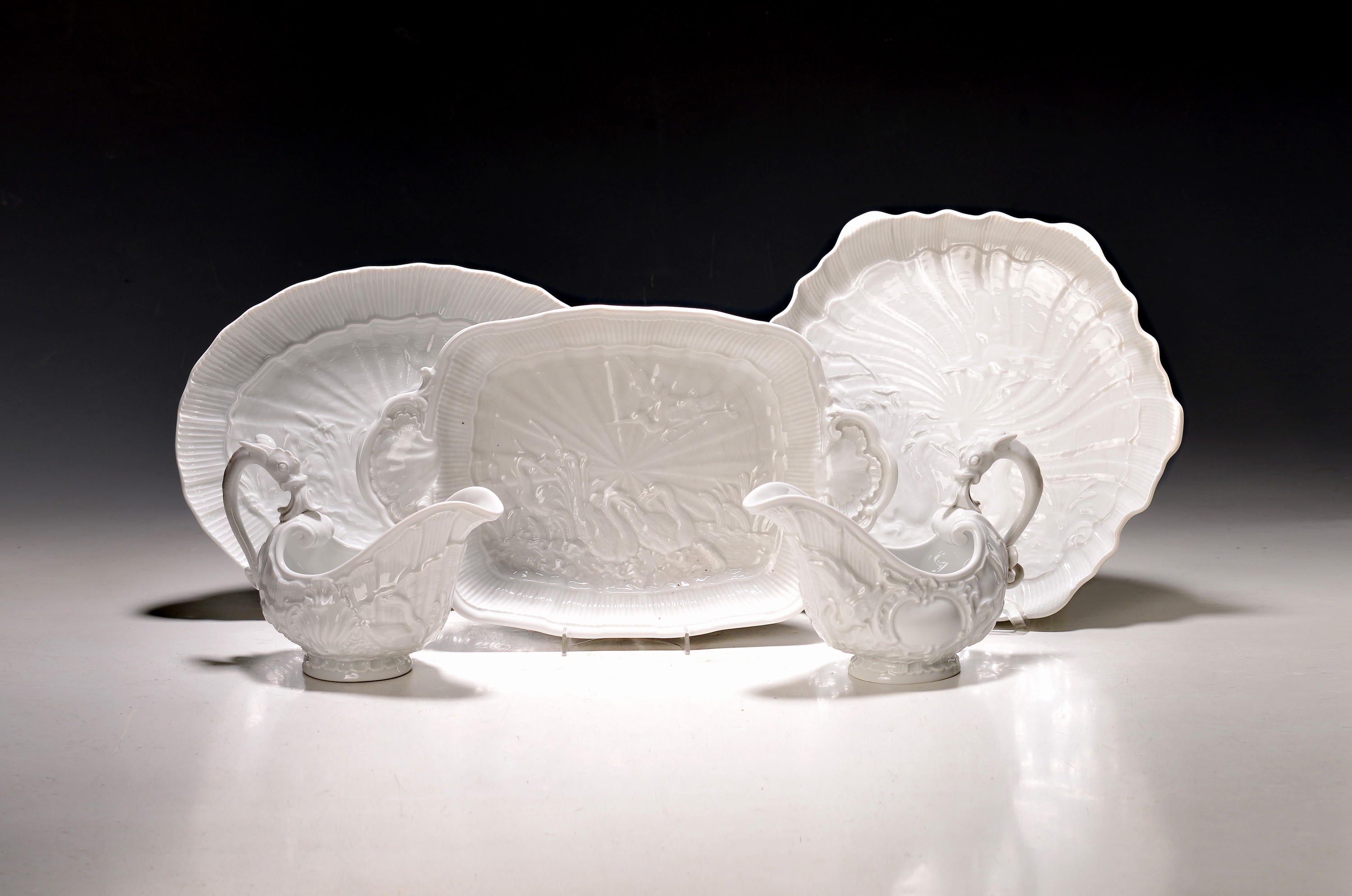 Image 27070191 - 12 Teile Porzellan, Meissen, 20. Jh., Schwanenservice weiß, 4 Glasurstriche, 5 Teller ...