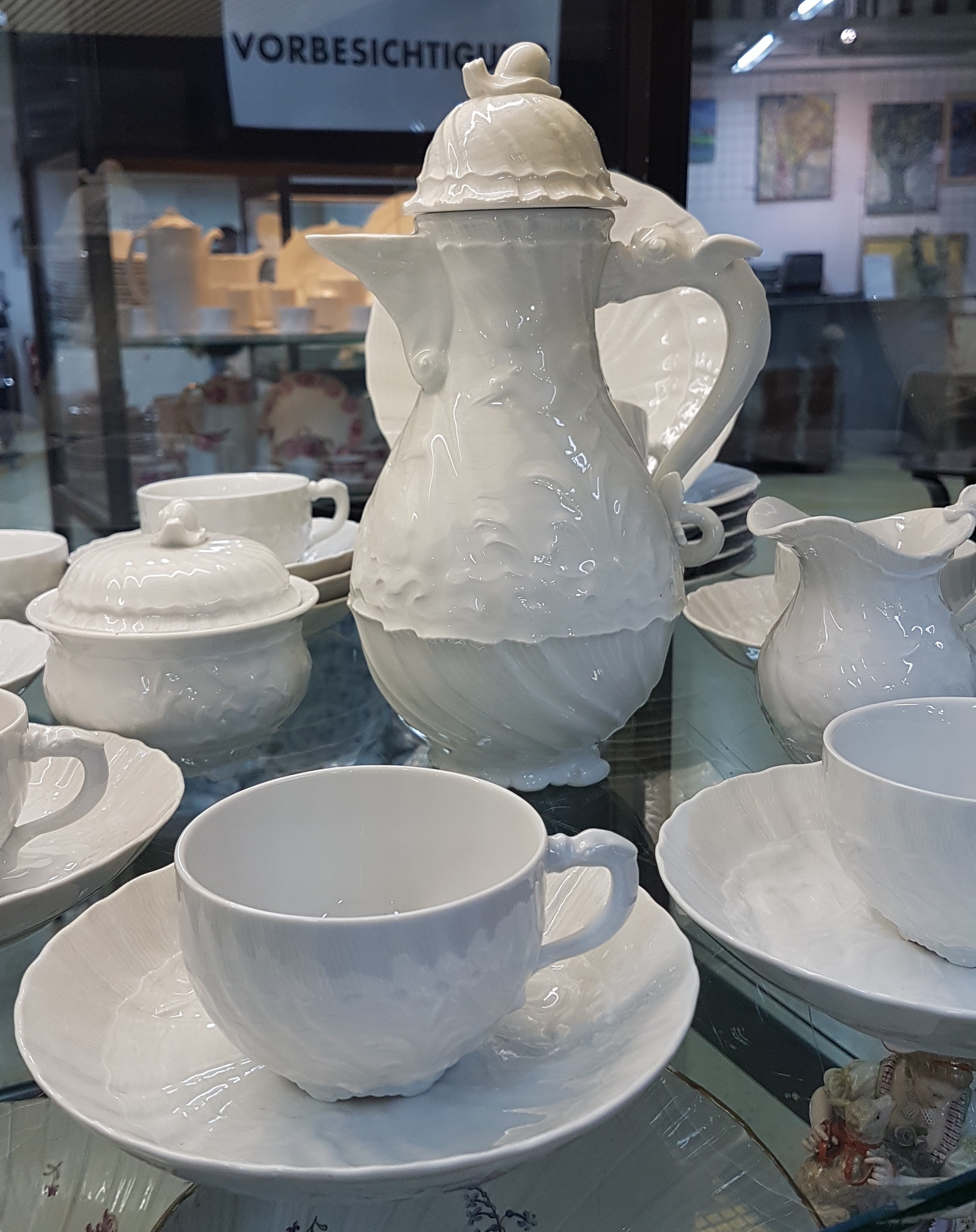 Detail a: Kaffeeservice, Meissen, 20. Jh., Schwanenservice weiß, 4 Glasurstriche, Kanne, Milchkännchen, Zuckerdose, 8 Tassen mit 8 Untertassen, 6 ...