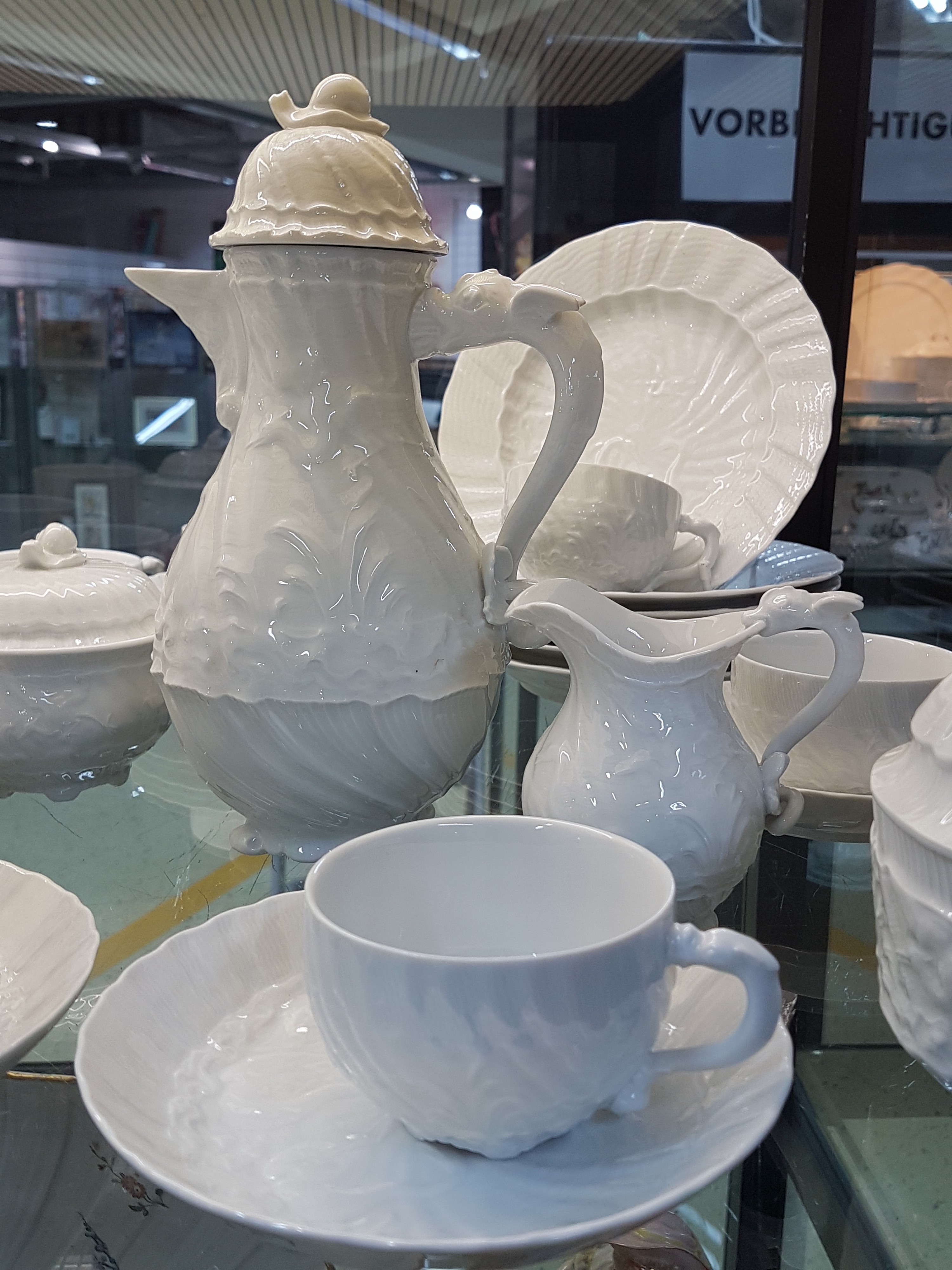 Detail b: Kaffeeservice, Meissen, 20. Jh., Schwanenservice weiß, 4 Glasurstriche, Kanne, Milchkännchen, Zuckerdose, 8 Tassen mit 8 Untertassen, 6 ...
