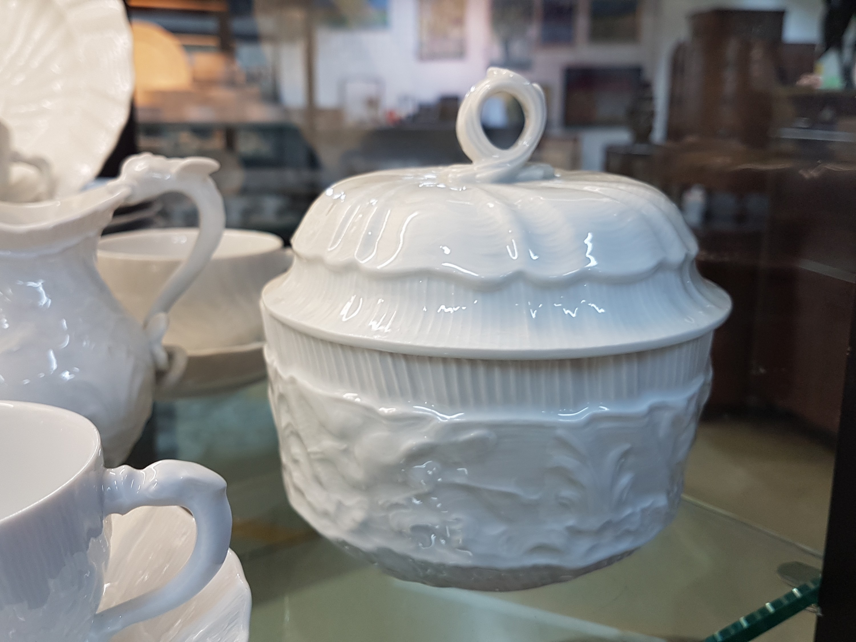Detail c: Kaffeeservice, Meissen, 20. Jh., Schwanenservice weiß, 4 Glasurstriche, Kanne, Milchkännchen, Zuckerdose, 8 Tassen mit 8 Untertassen, 6 ...