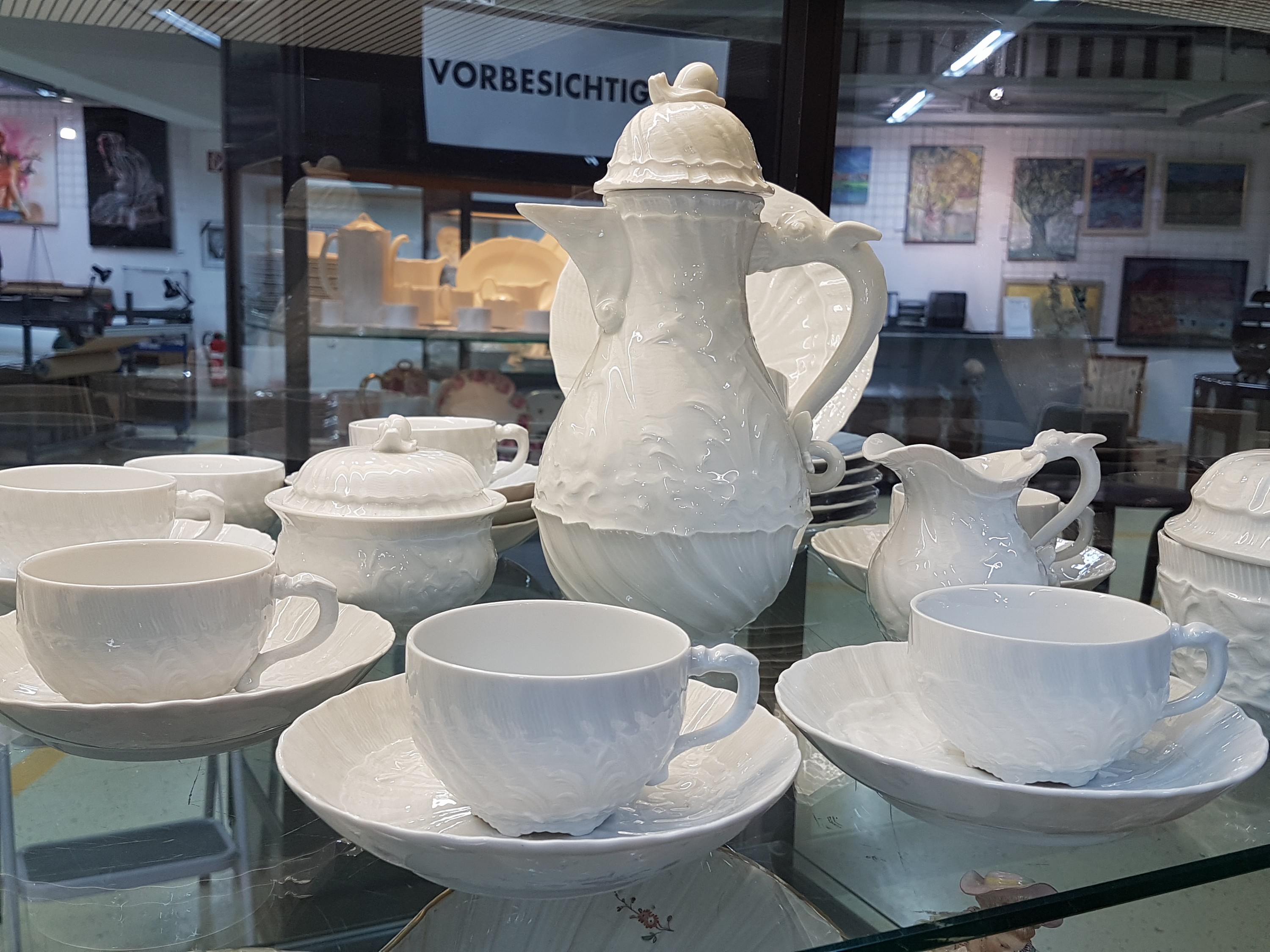 Detail d: Kaffeeservice, Meissen, 20. Jh., Schwanenservice weiß, 4 Glasurstriche, Kanne, Milchkännchen, Zuckerdose, 8 Tassen mit 8 Untertassen, 6 ...