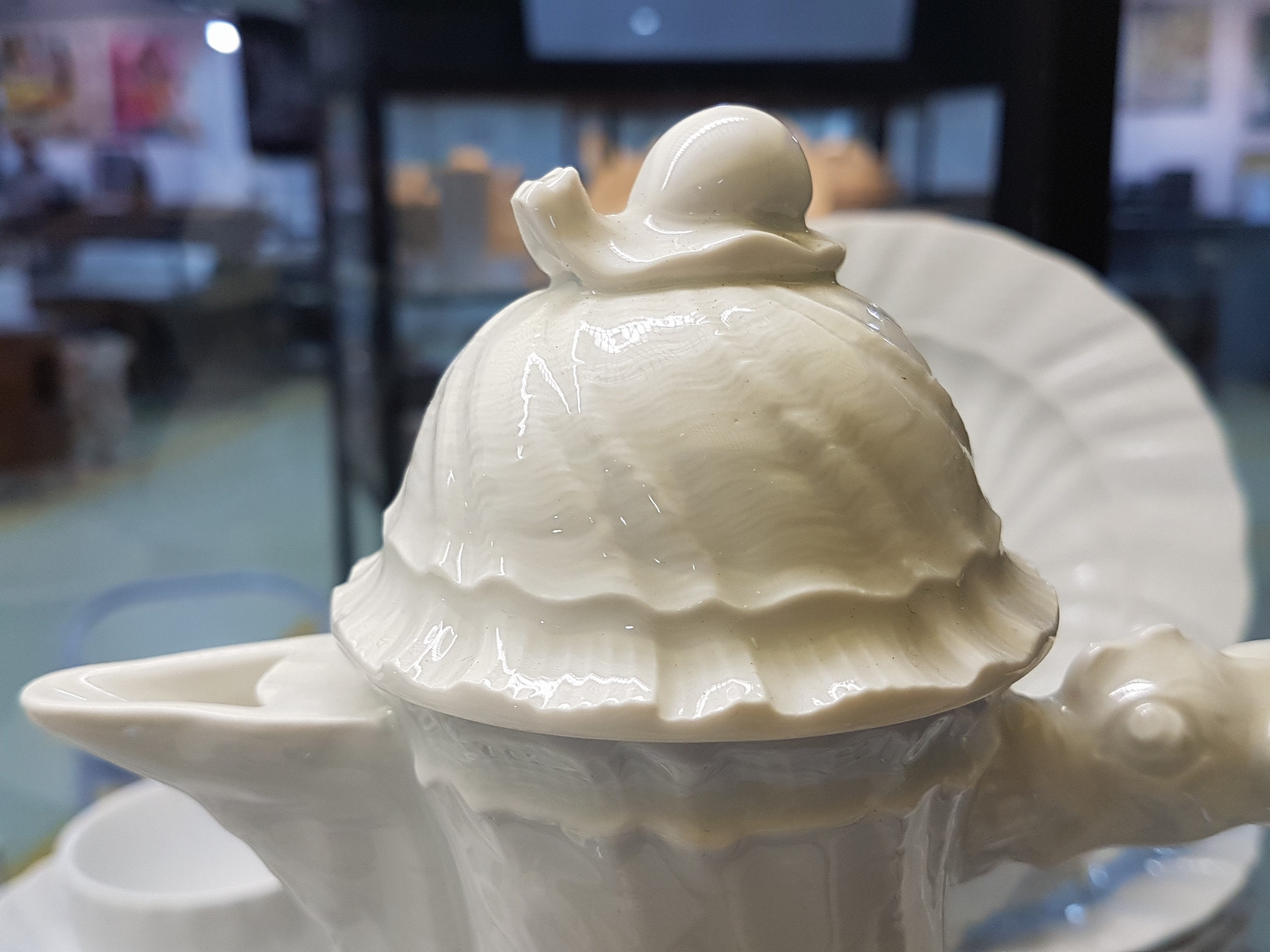 Detail e: Kaffeeservice, Meissen, 20. Jh., Schwanenservice weiß, 4 Glasurstriche, Kanne, Milchkännchen, Zuckerdose, 8 Tassen mit 8 Untertassen, 6 ...