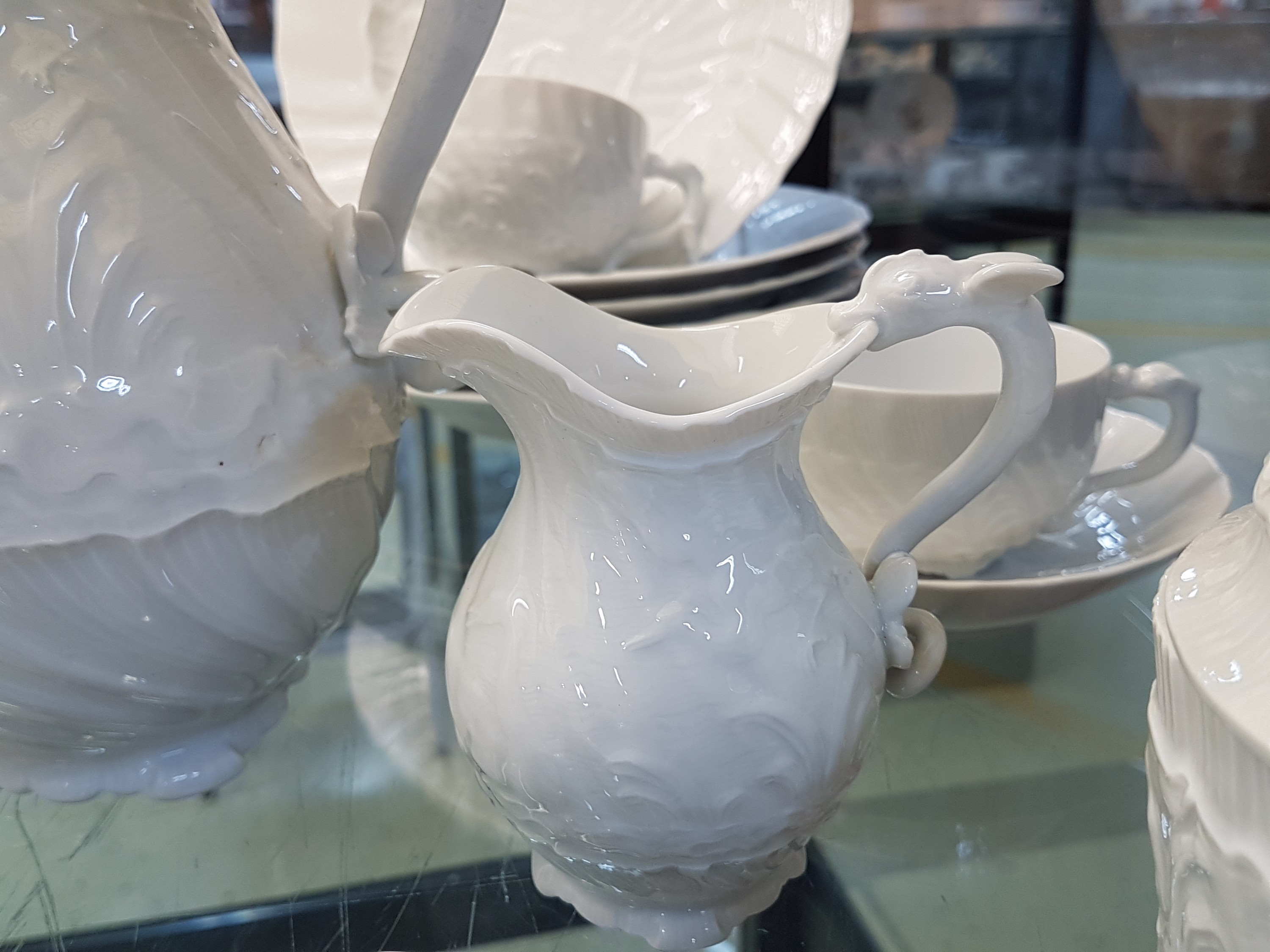 Detail f: Kaffeeservice, Meissen, 20. Jh., Schwanenservice weiß, 4 Glasurstriche, Kanne, Milchkännchen, Zuckerdose, 8 Tassen mit 8 Untertassen, 6 ...