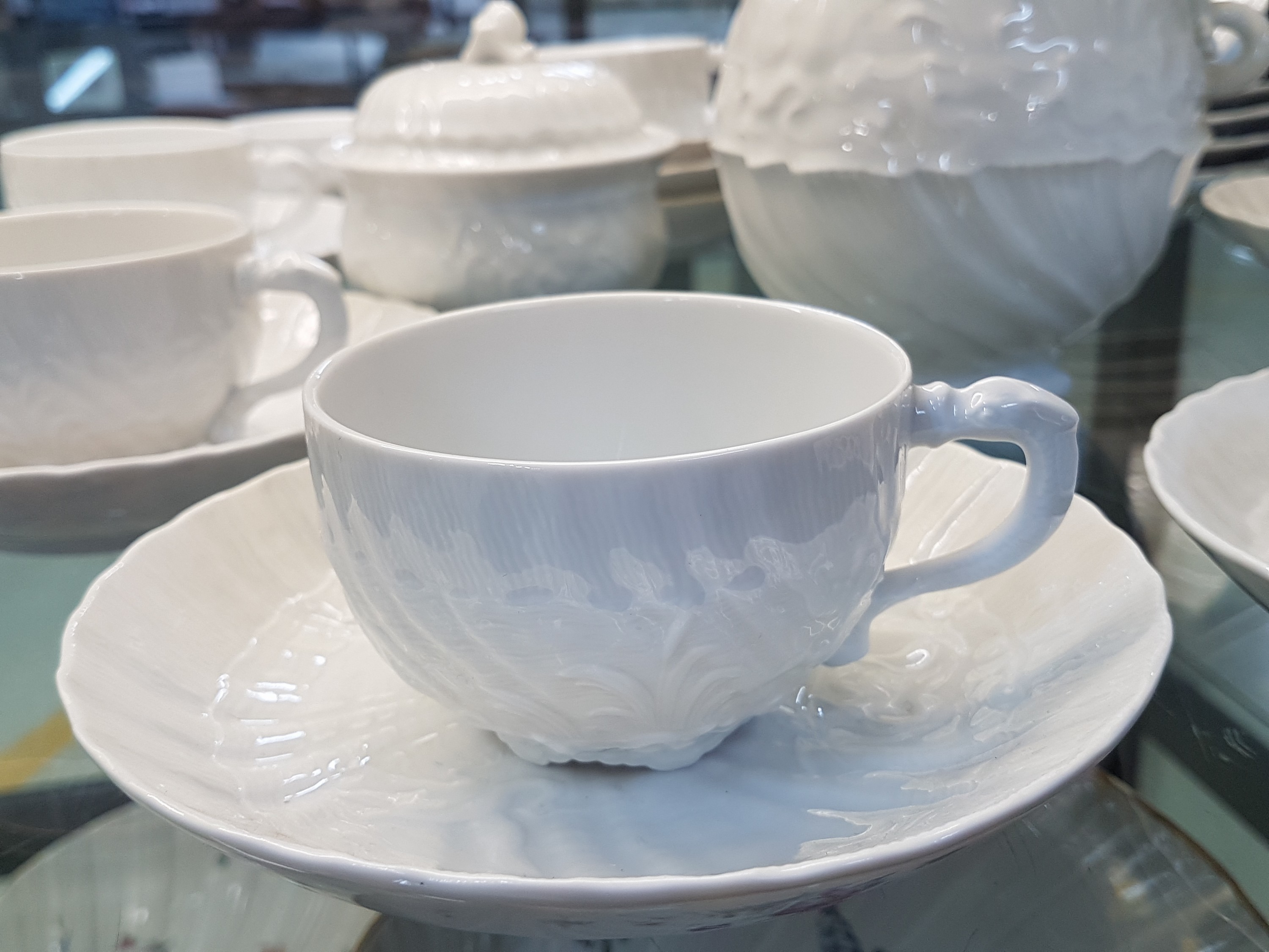 Detail g: Kaffeeservice, Meissen, 20. Jh., Schwanenservice weiß, 4 Glasurstriche, Kanne, Milchkännchen, Zuckerdose, 8 Tassen mit 8 Untertassen, 6 ...
