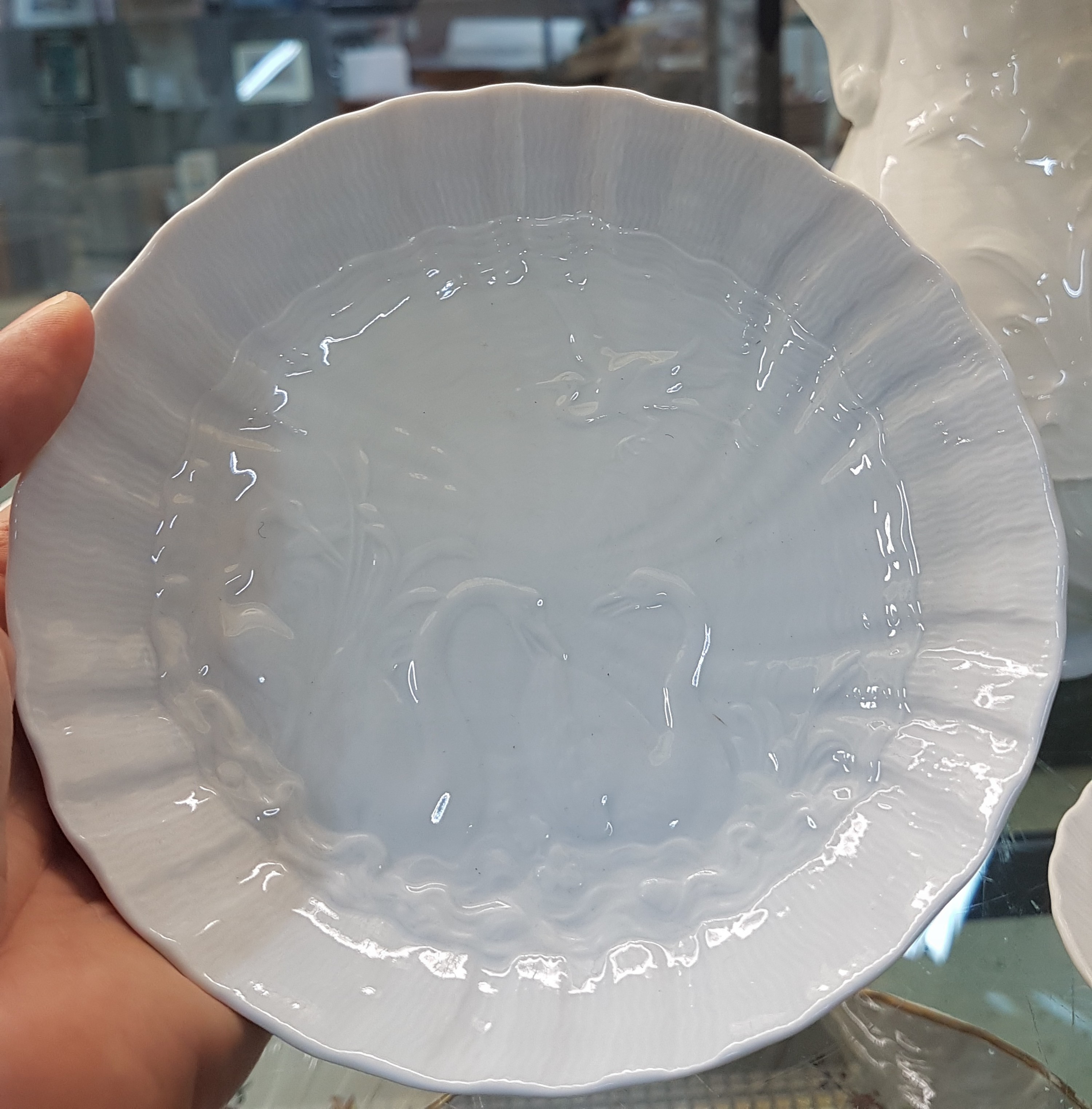 Detail h: Kaffeeservice, Meissen, 20. Jh., Schwanenservice weiß, 4 Glasurstriche, Kanne, Milchkännchen, Zuckerdose, 8 Tassen mit 8 Untertassen, 6 ...